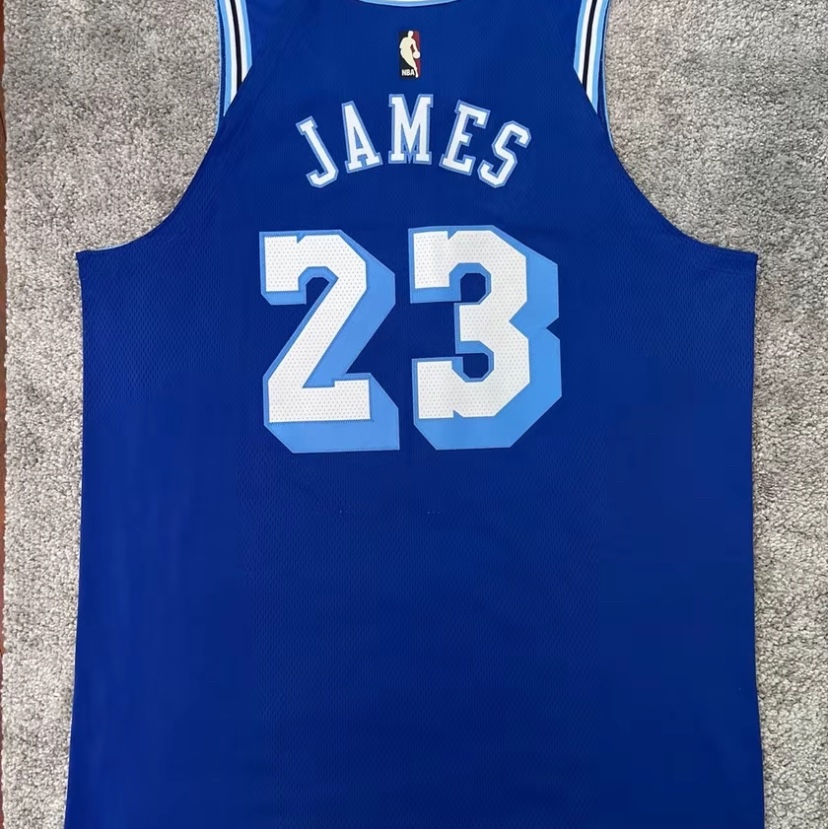 Nike LeBron James LA Lakers Classic Edition 2020 NBA Swingman Jersey Rush Blue 착용 스타일