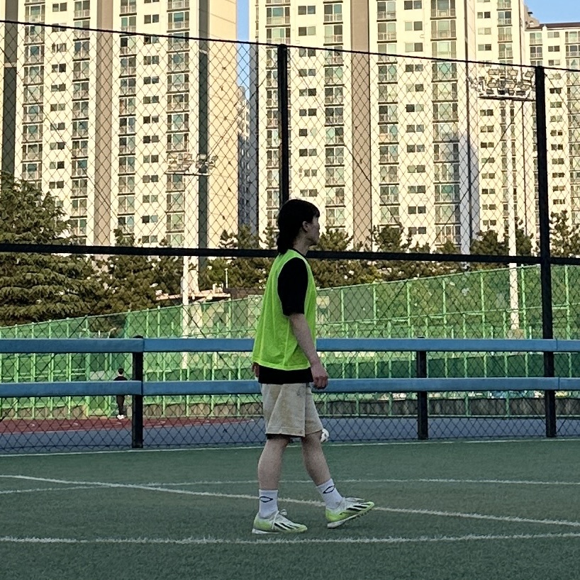 BAPE Color Camo College T-Shirt Black Yellow, Arc'teryx Mantis 16 Backpack Black 착용 스타일 - 3