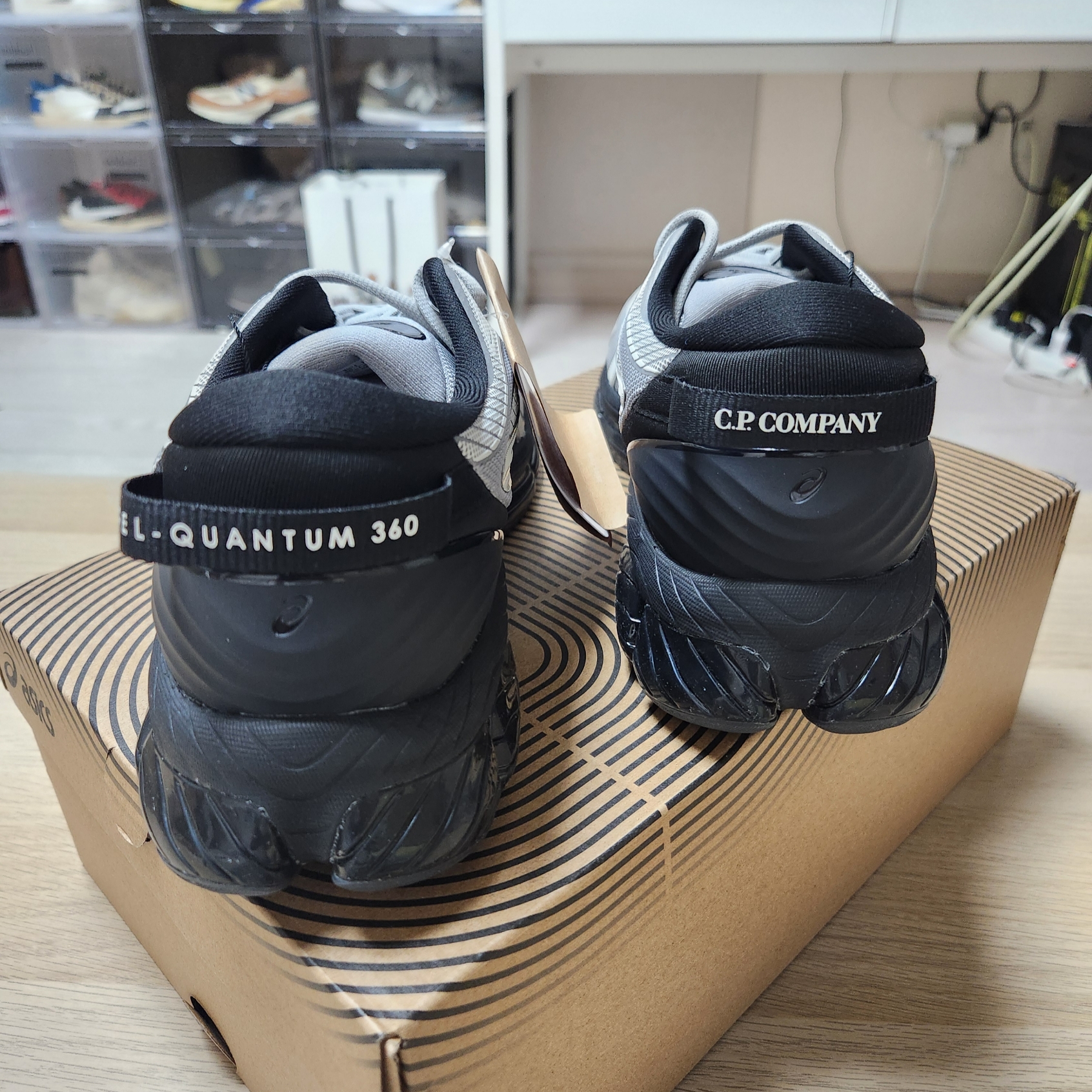 Asics x C.P. Company Gel-Quantum 360 VIII Cement Grey 착용 스타일 - 4