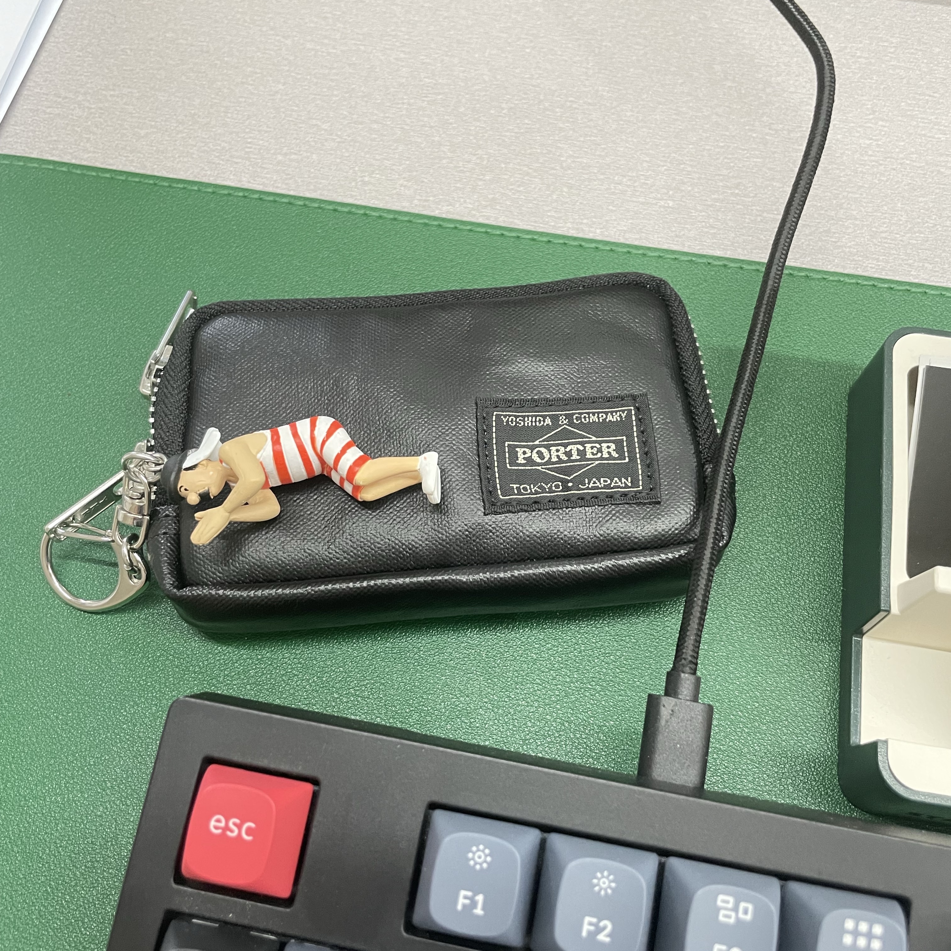Porter Freestyle Multi Coin Case Black 착용 스타일
