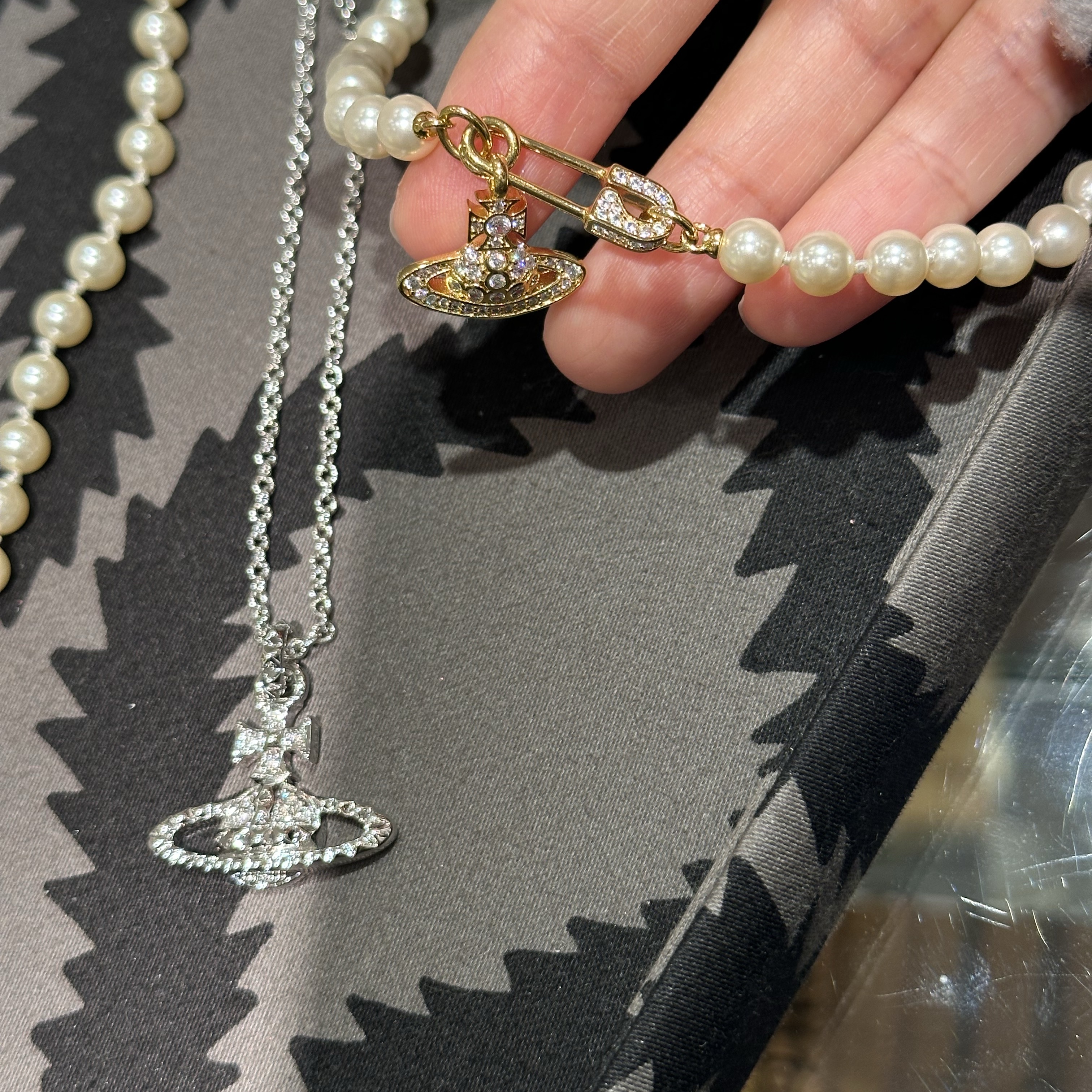 Vivienne Westwood Lucrece Pearl Necklace Gold 착용 스타일