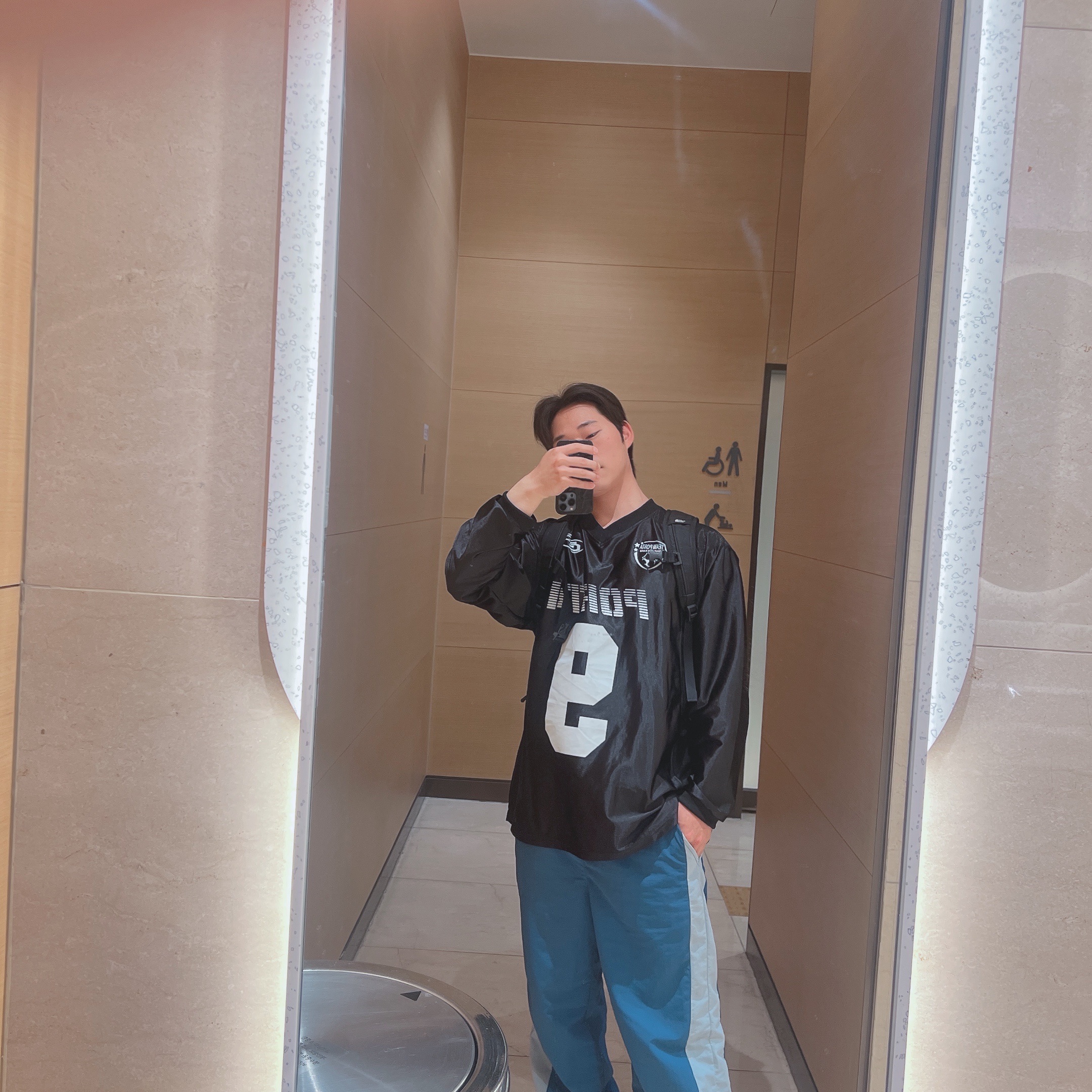 [KREAM 단독] Porta Metallic Number Soccer Tee Black 착용 스타일