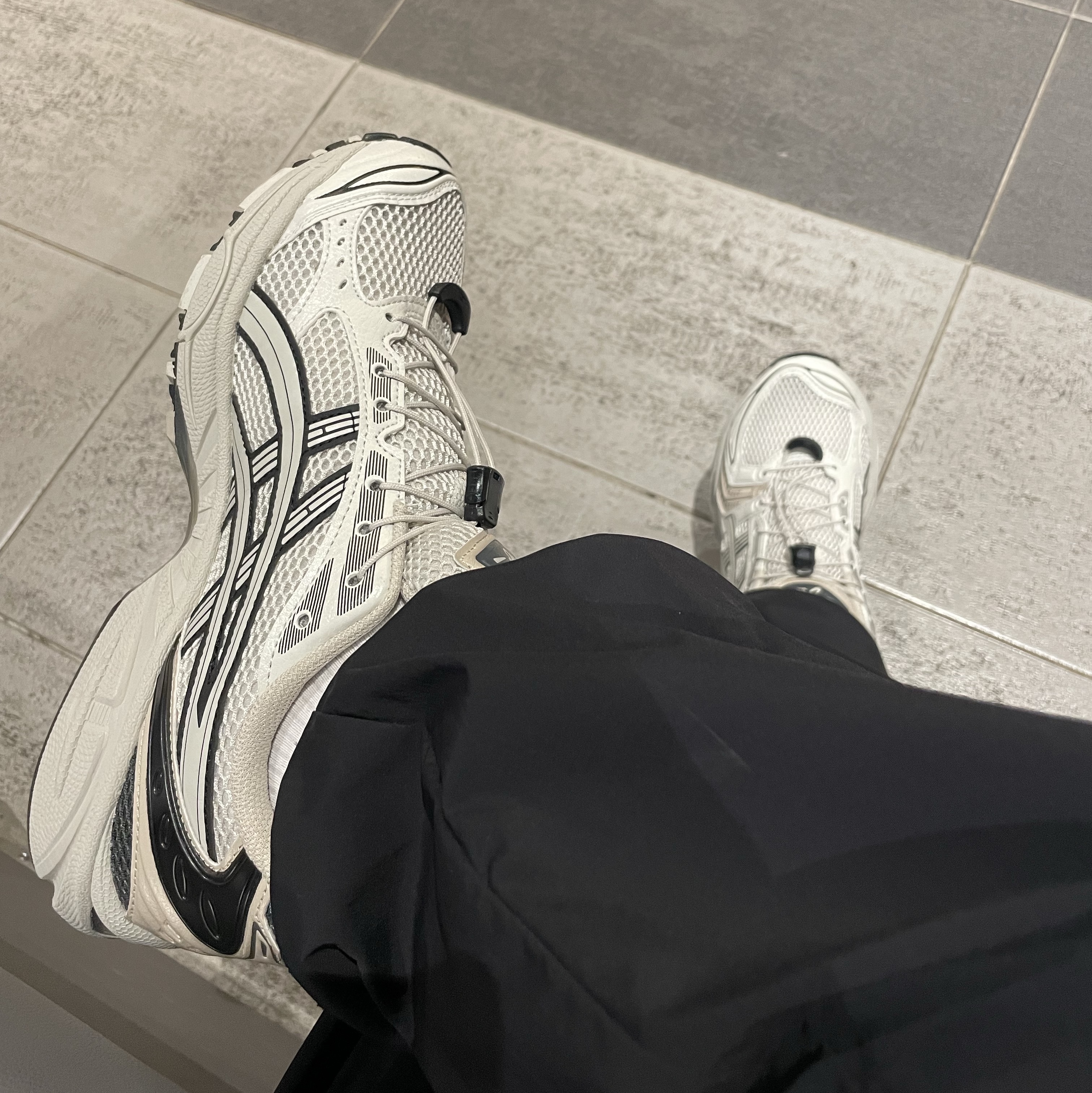 Asics Unlimited Gel-Kayano 14 Smoke Grey 착용 스타일 - 1