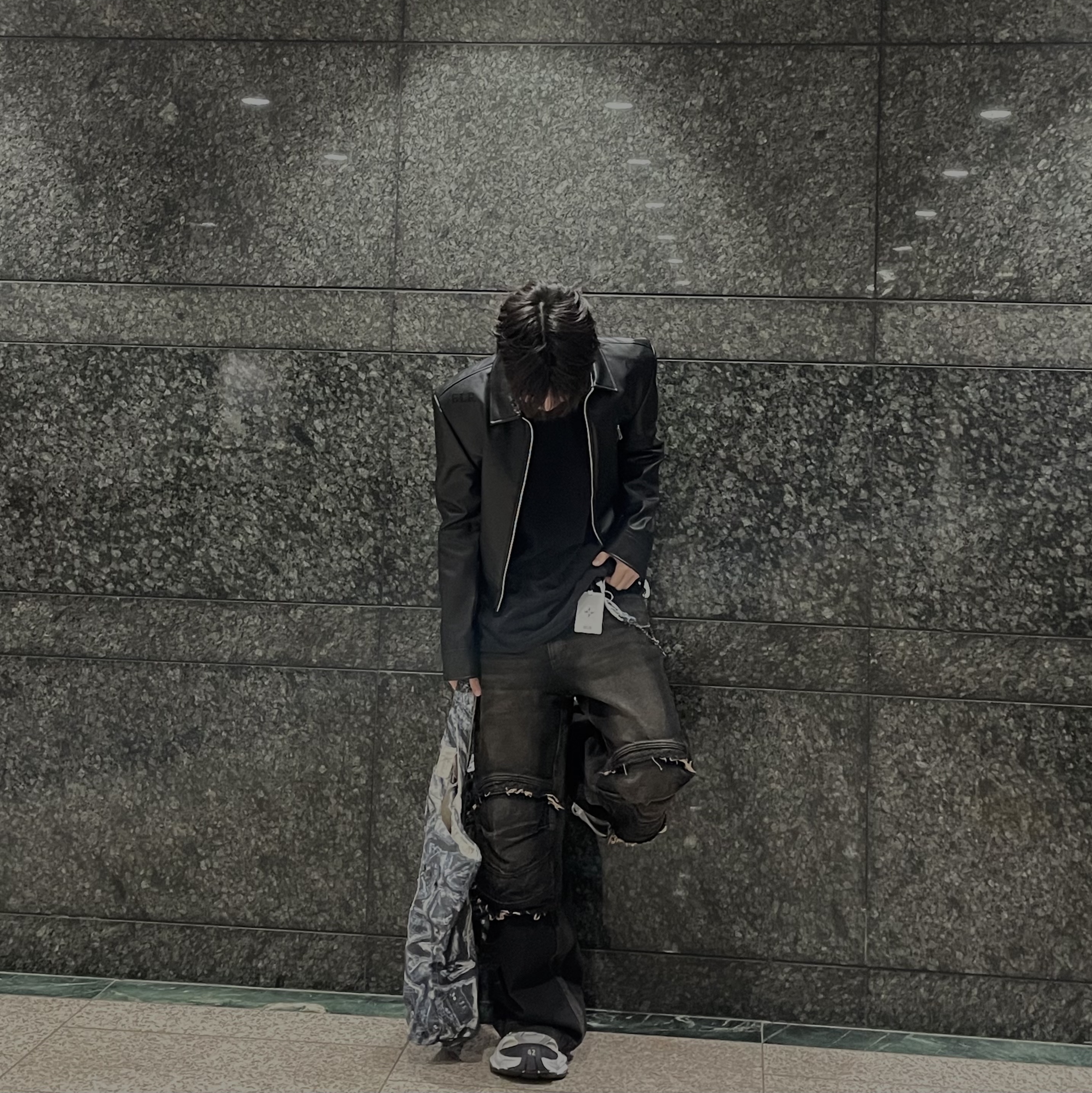 BLR Destroyed Gradation Bleached Short Sleeve T-Shirt Black, BLR Bolt Tote Bag Navy 착용 스타일 - 1