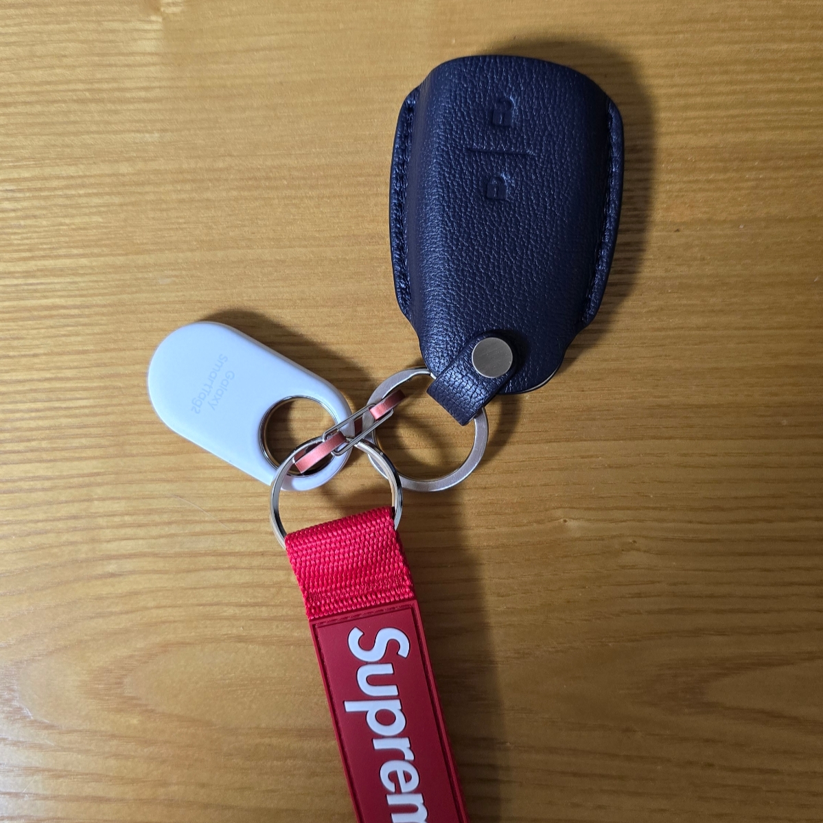 Supreme Webbing Keychain Red - 23SS 착용 스타일