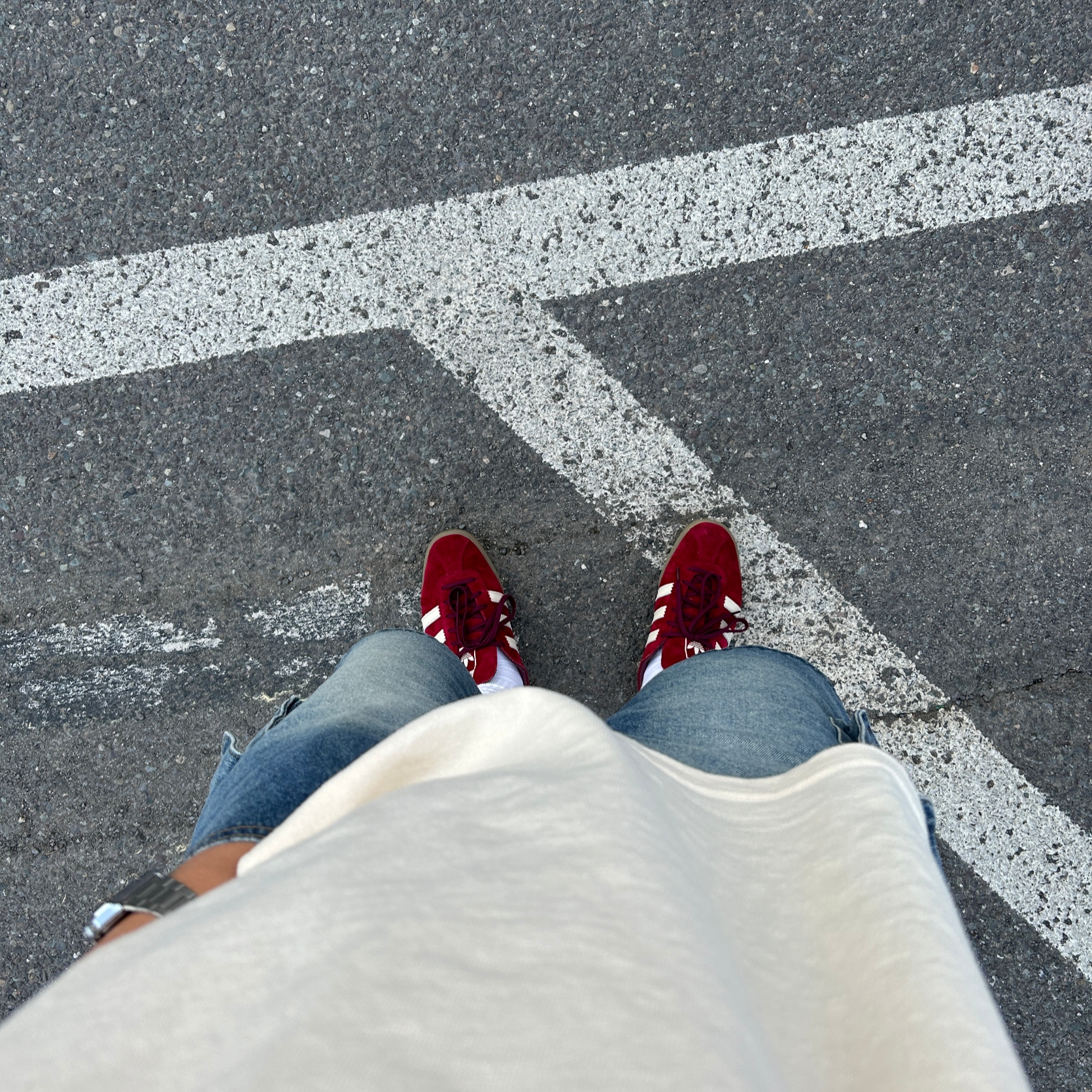 Adidas Bermuda College Burgundy 착용 스타일