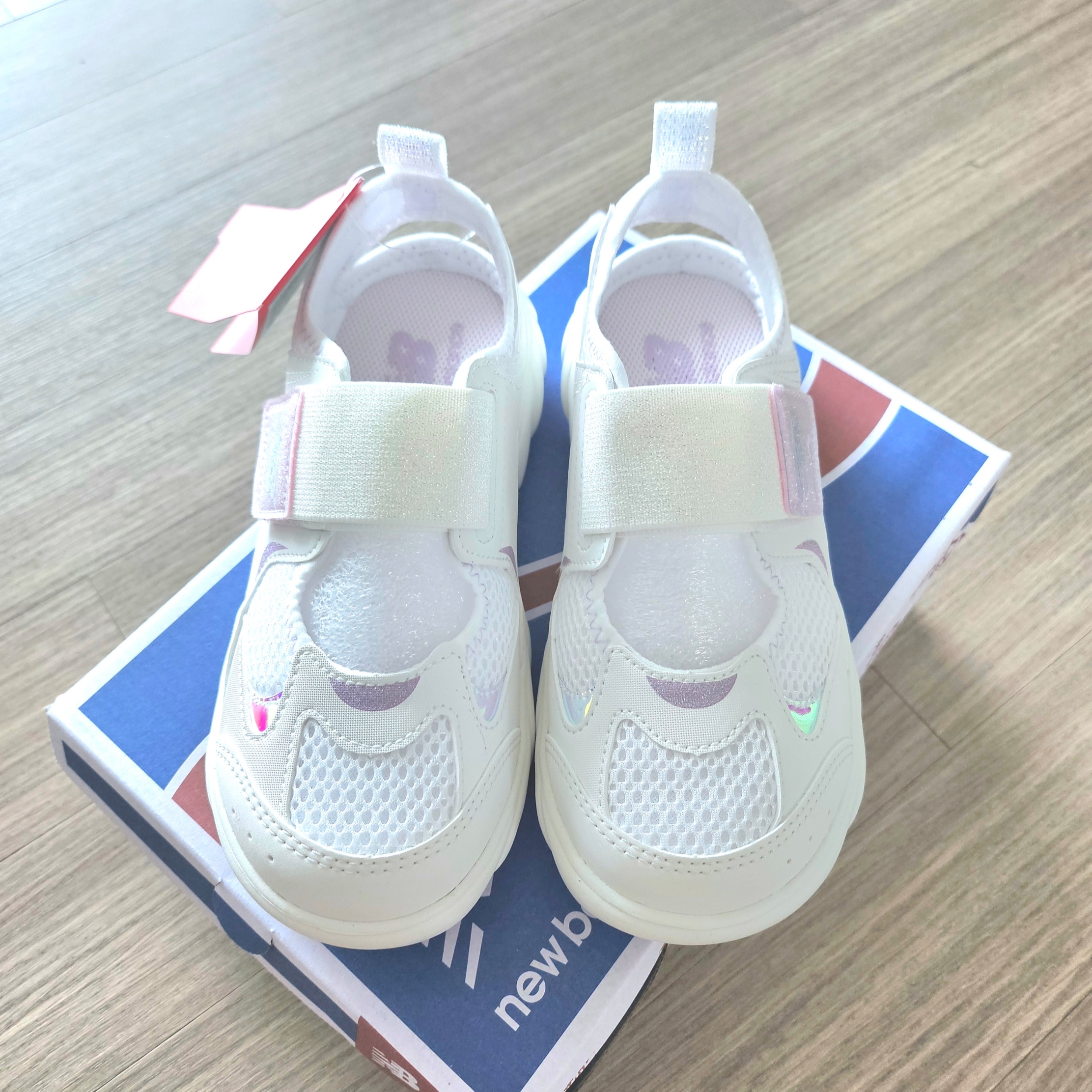 (Kids) New Balance Freedle 920 Sandal White 착용 스타일 - 2