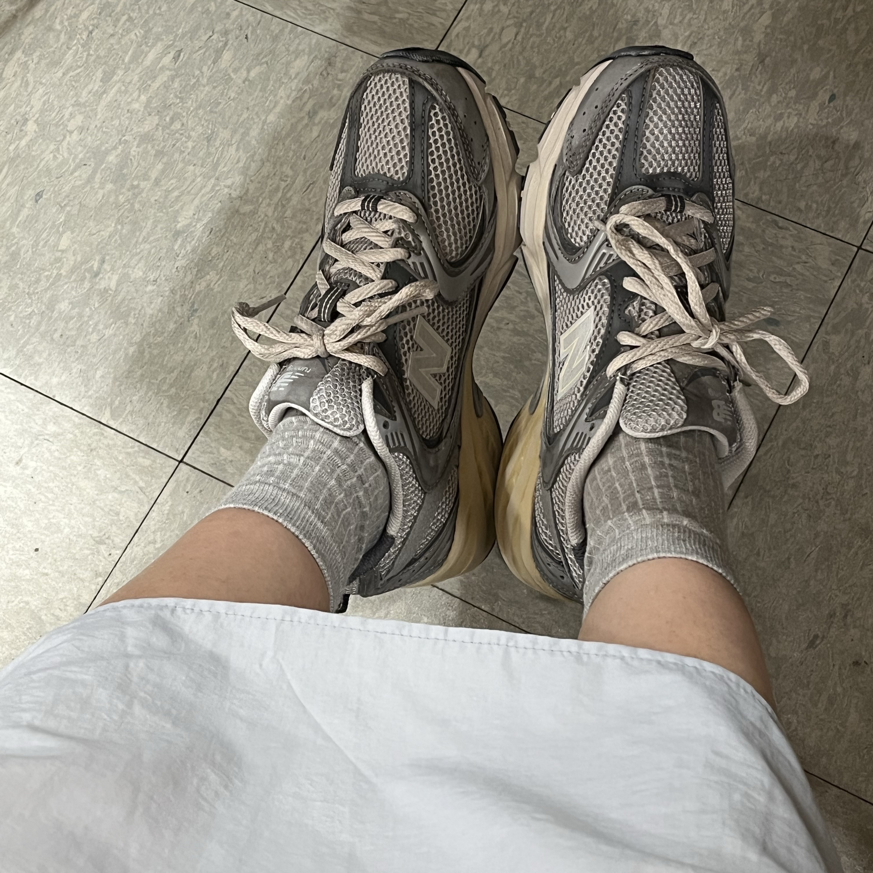 New Balance 530 Premium Vintage Grey Matter 착용 스타일