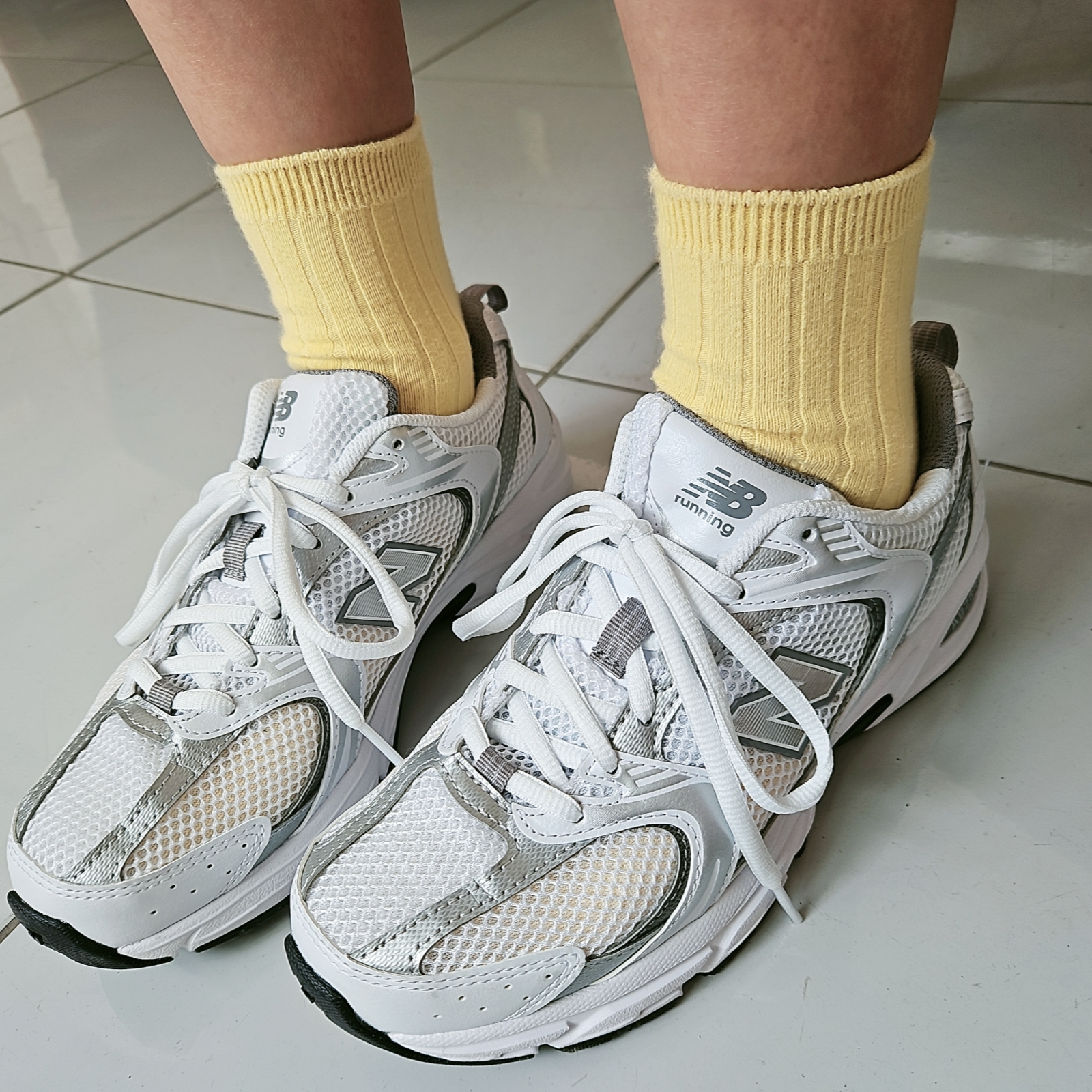 New Balance 530 White Silver 착용 스타일 - 2