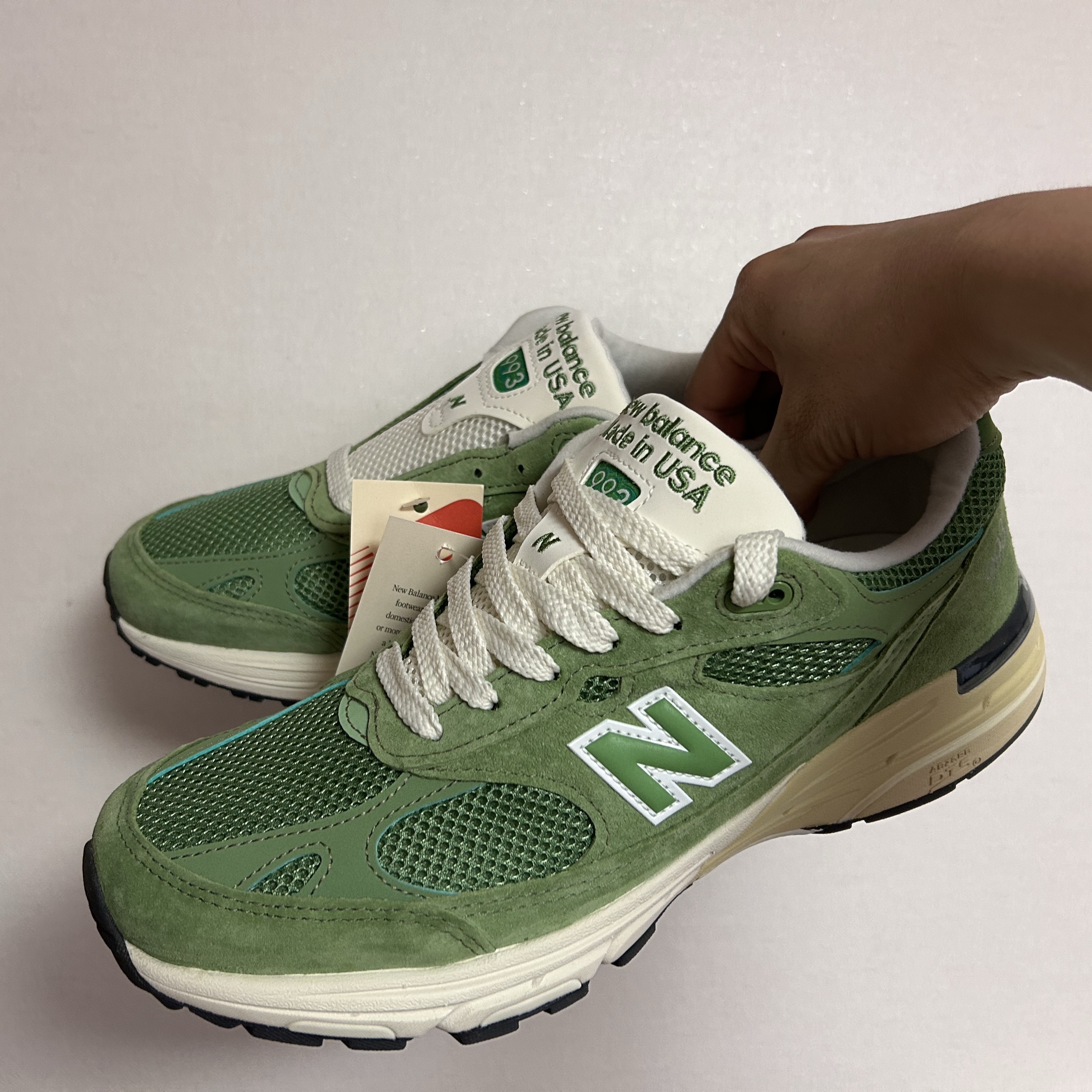 New Balance 993 Made in USA Chive Sea Salt 착용 스타일 - 2