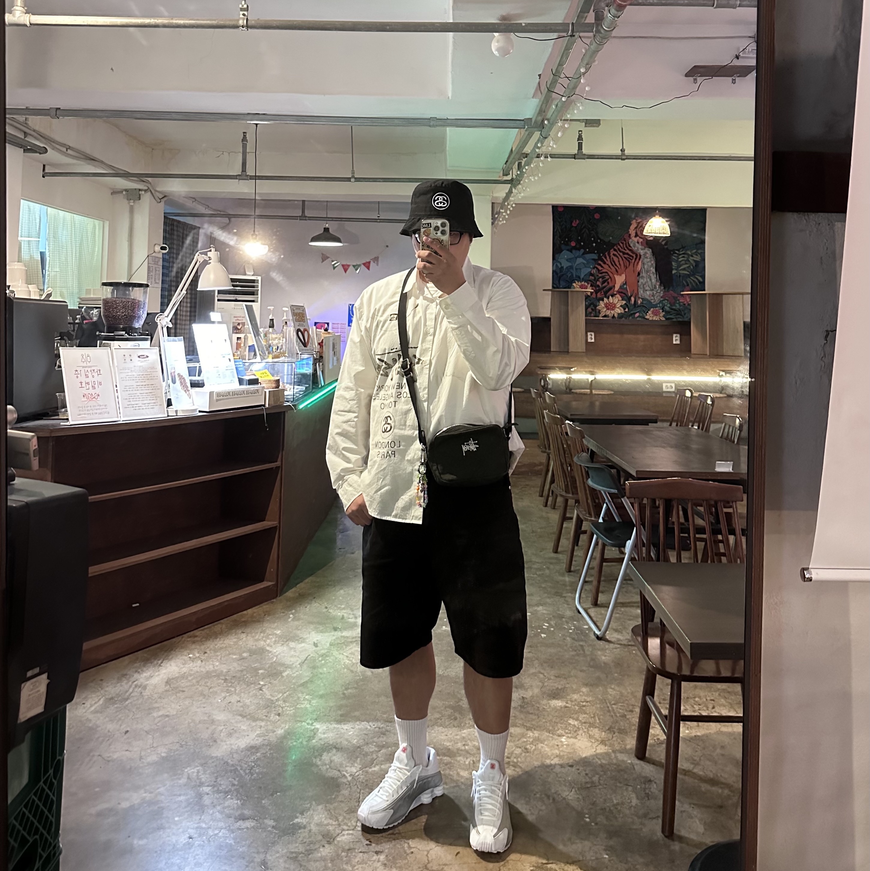 Stussy SS Link Deep Bucket Hat Black, Stussy World Tour Shirt White 착용 스타일 - 1