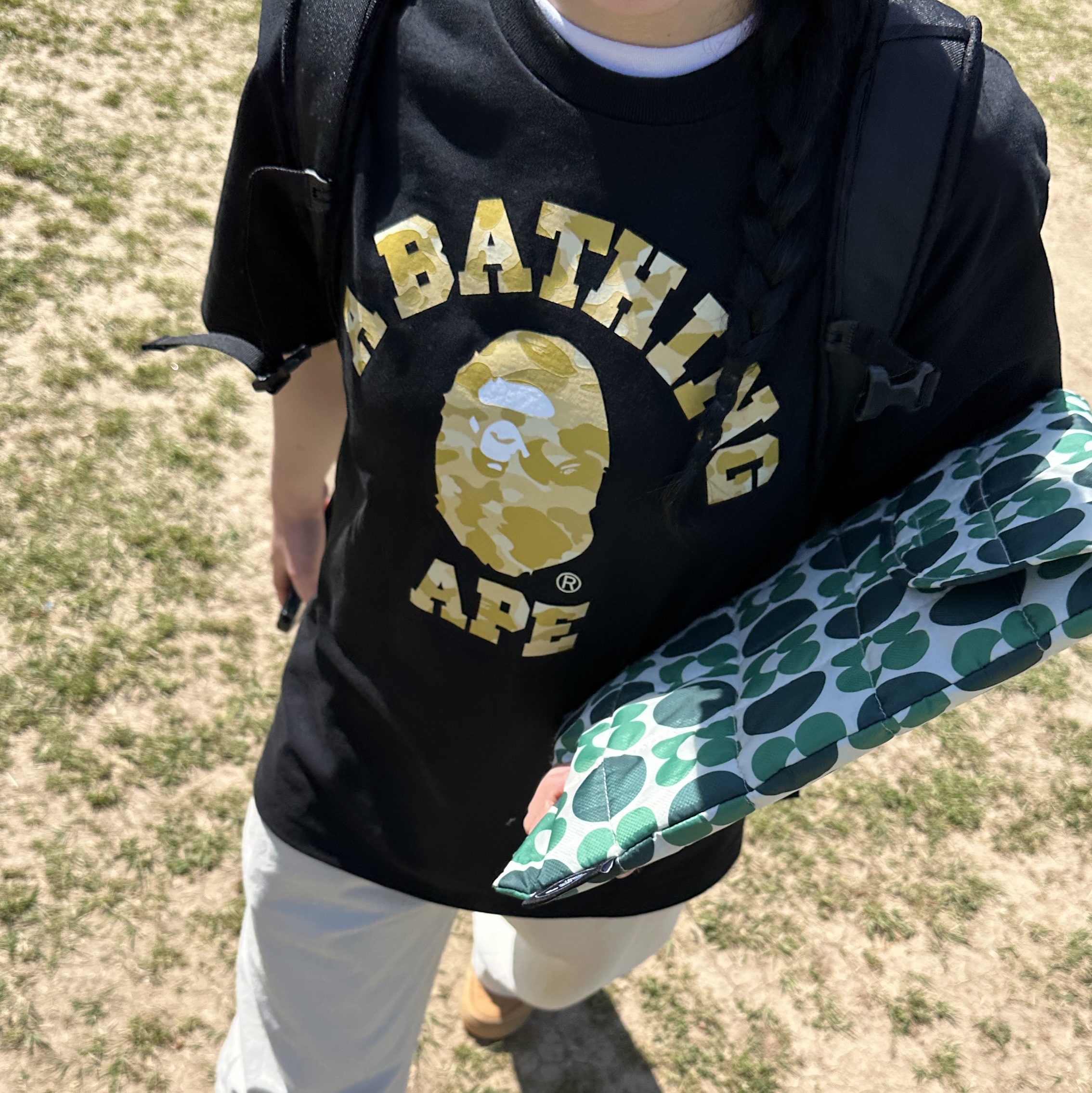 BAPE Color Camo College T-Shirt Black Yellow, Arc'teryx Mantis 16 Backpack Black 착용 스타일 - 1