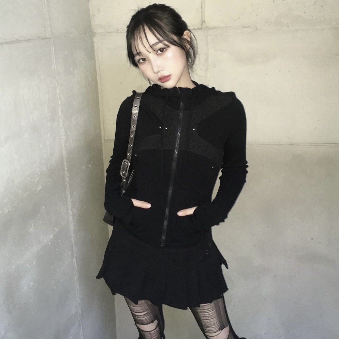 [KREAM 단독] Bonnae Women Pierced finger hole hoodie jacket Black 착용 스타일
