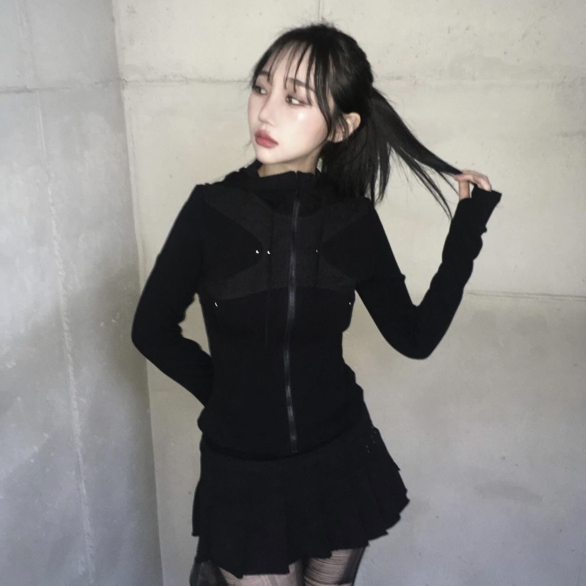 [KREAM 단독] Bonnae Women Pierced finger hole hoodie jacket Black 착용 스타일