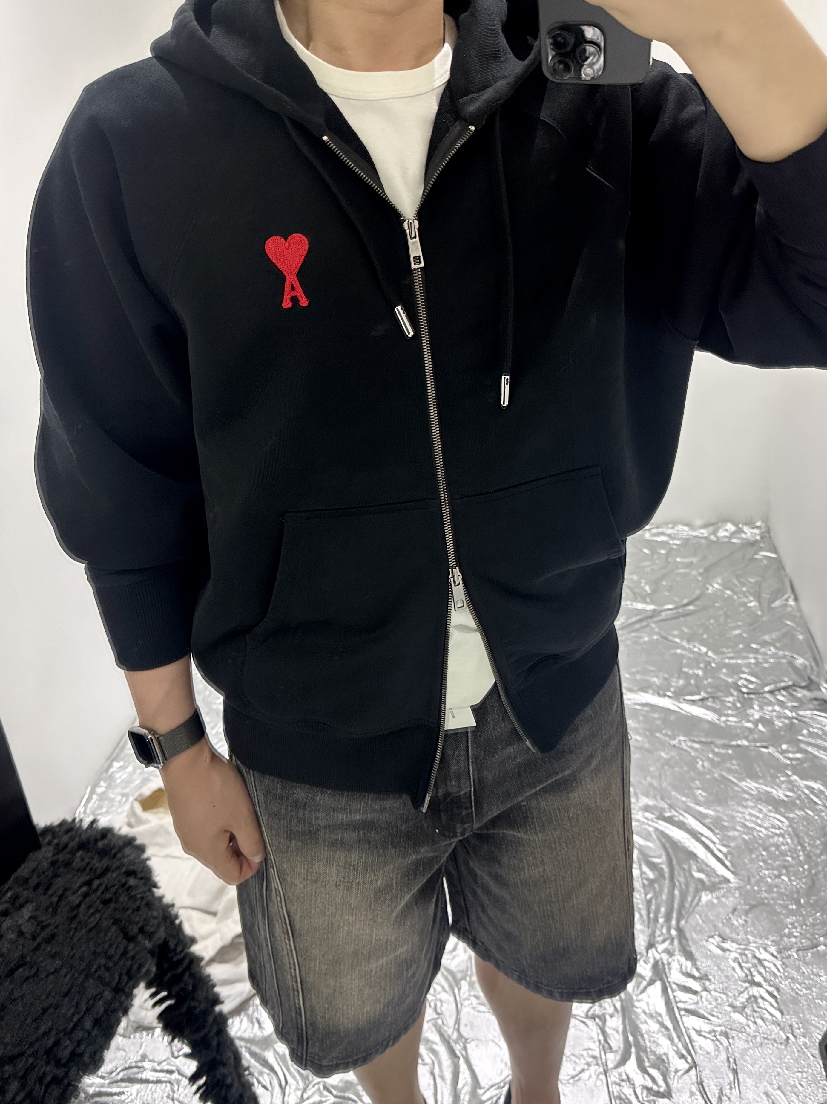 AMI de Coeur Zipped Hoodie Black 착용 스타일 - 2