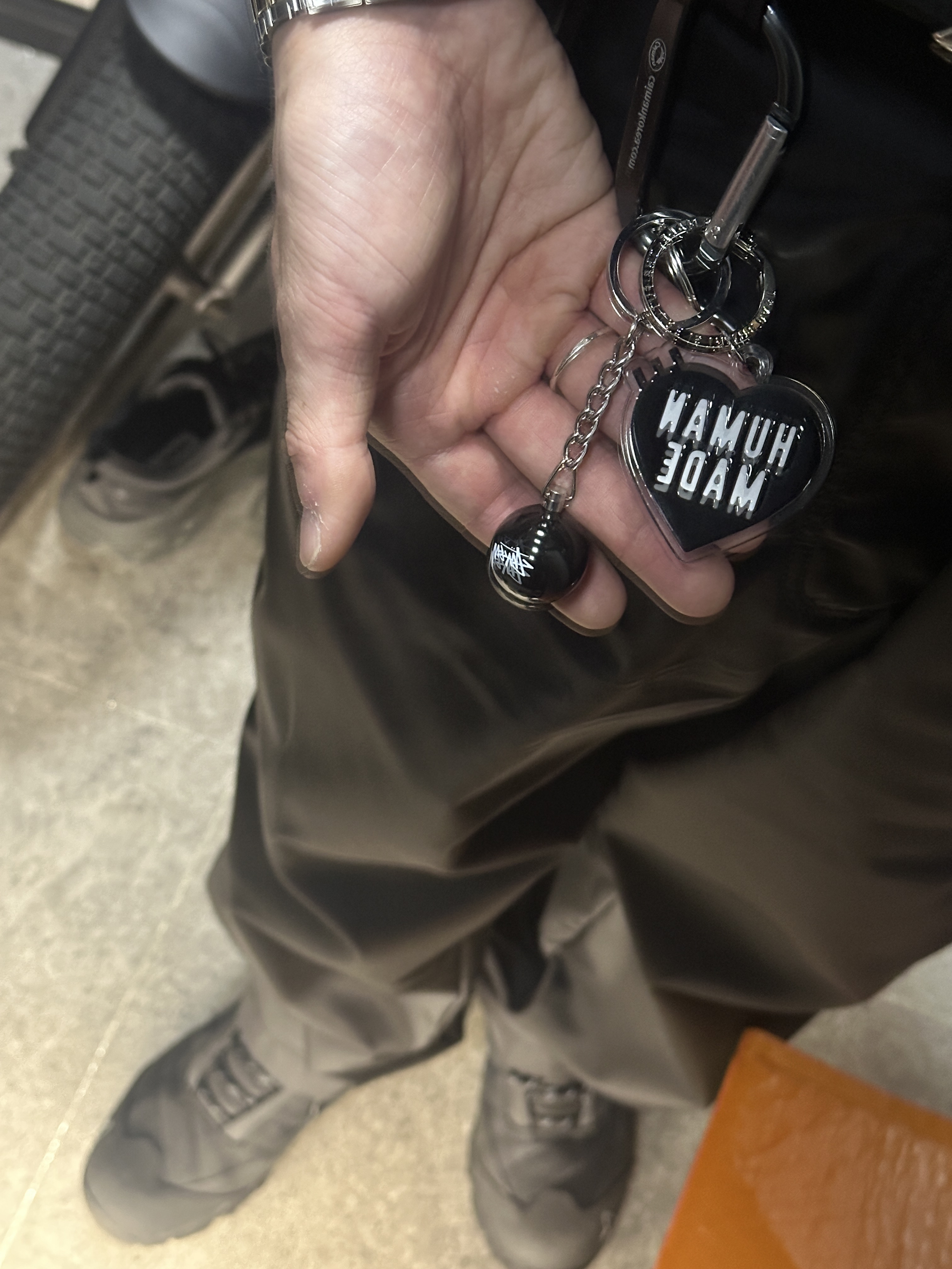 Human Made Heart Keyring Black, Stussy 8 Ball Keychain Black 착용 스타일