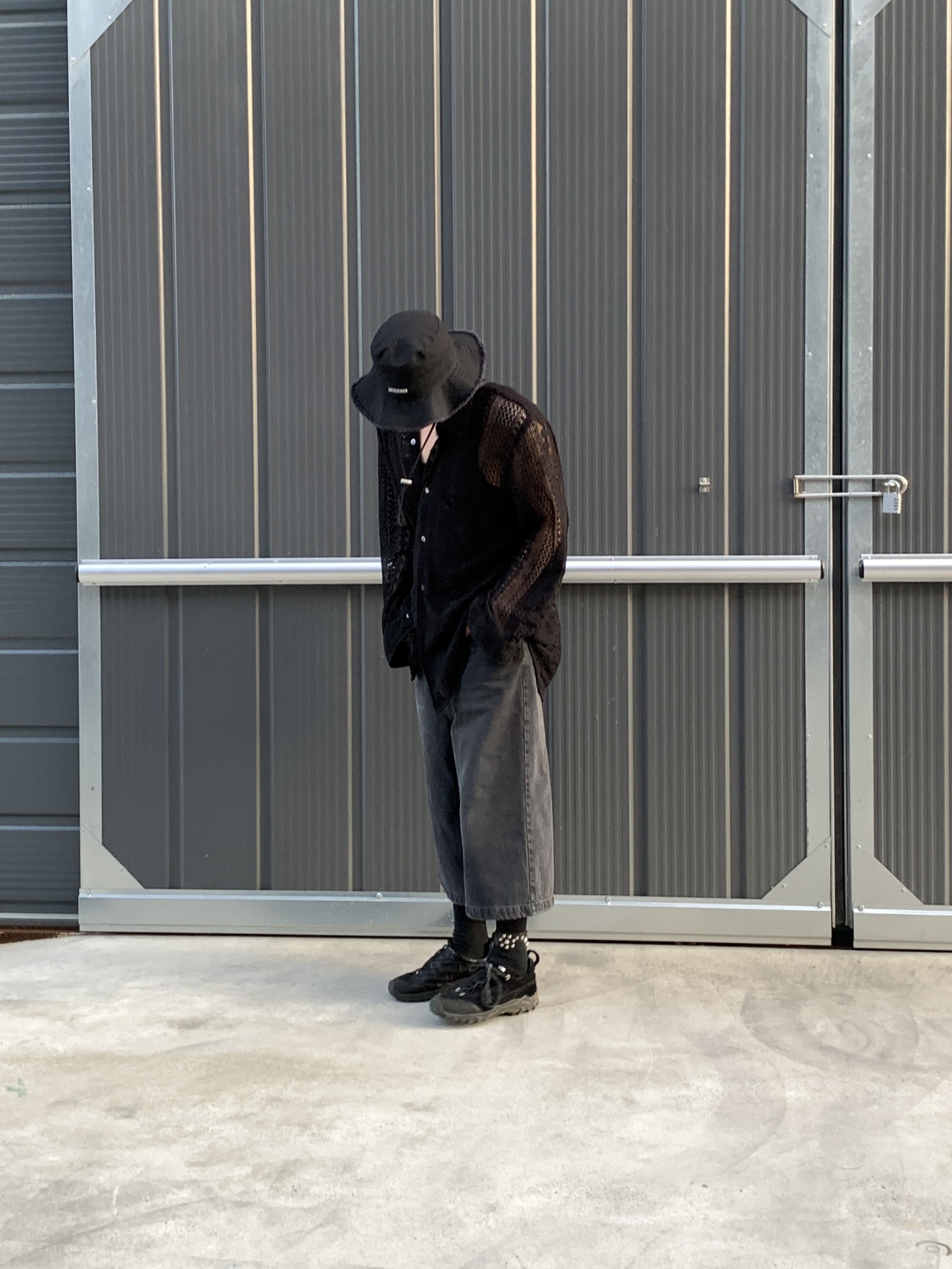 Jacquemus Le Bob Artichaut Bucket Hat Black, Our Legacy Gabe Stealth Black Leather 착용 스타일 - 5