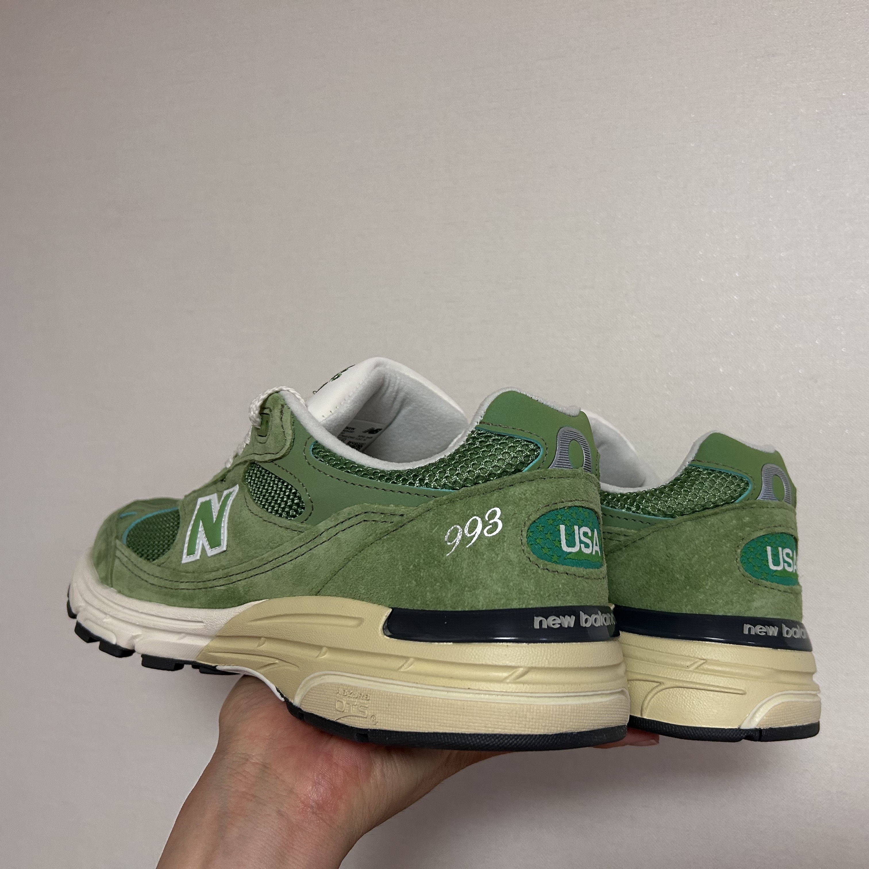 New Balance 993 Made in USA Chive Sea Salt 착용 스타일 - 3