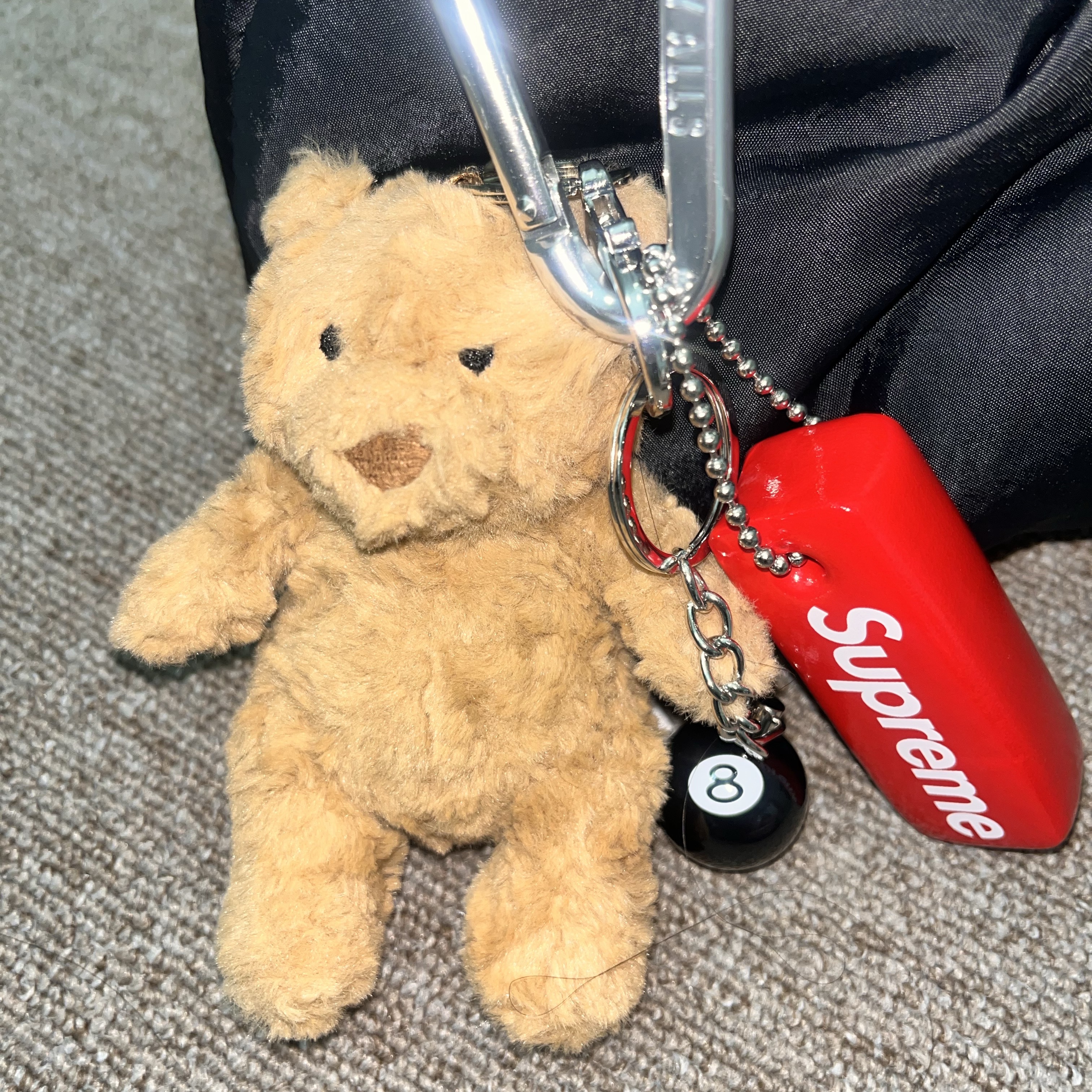 Human Made Carabiner 70mm Silver, Supreme Floating Keychain Red - 23FW 착용 스타일