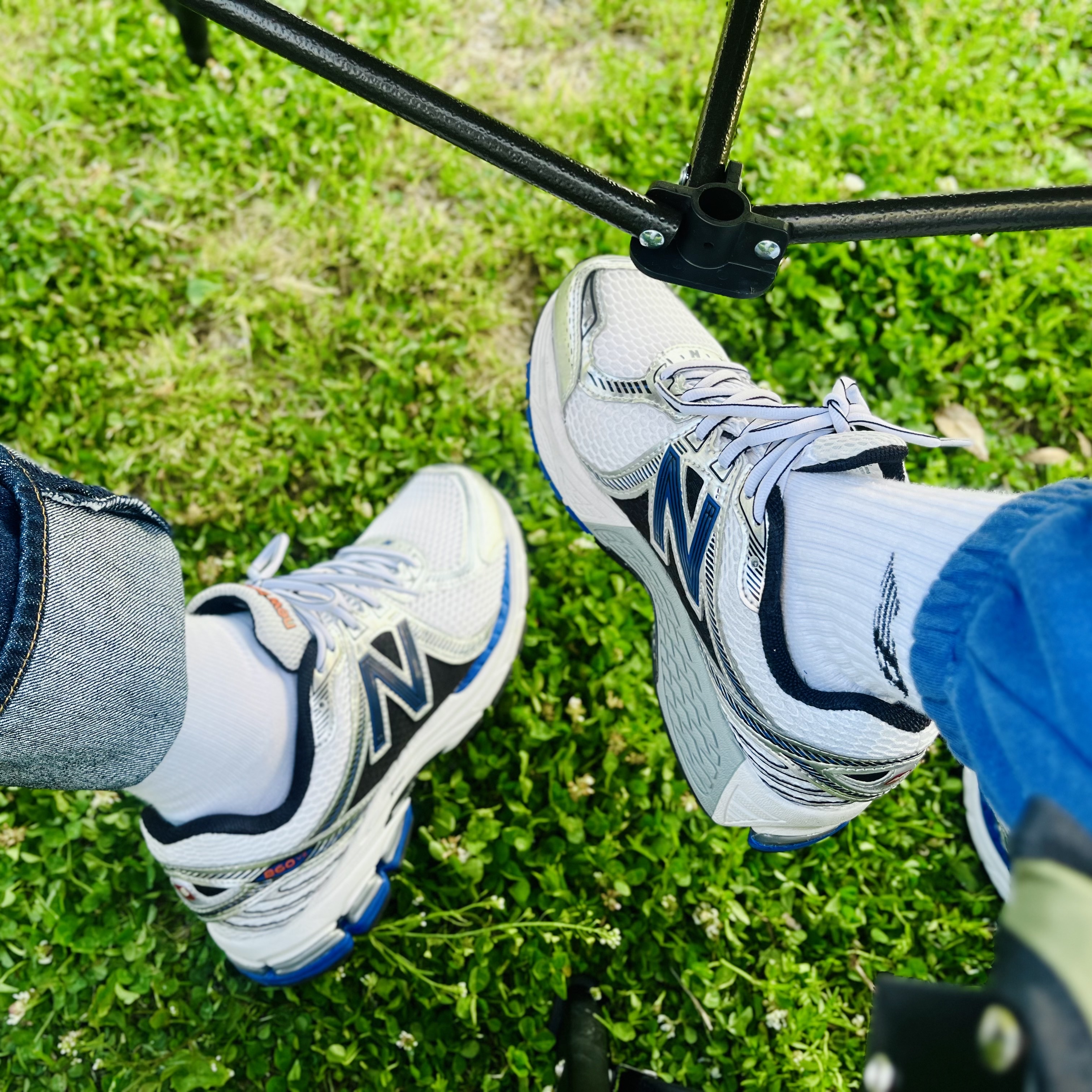 New Balance 860v2 Metallic Silver 착용 스타일