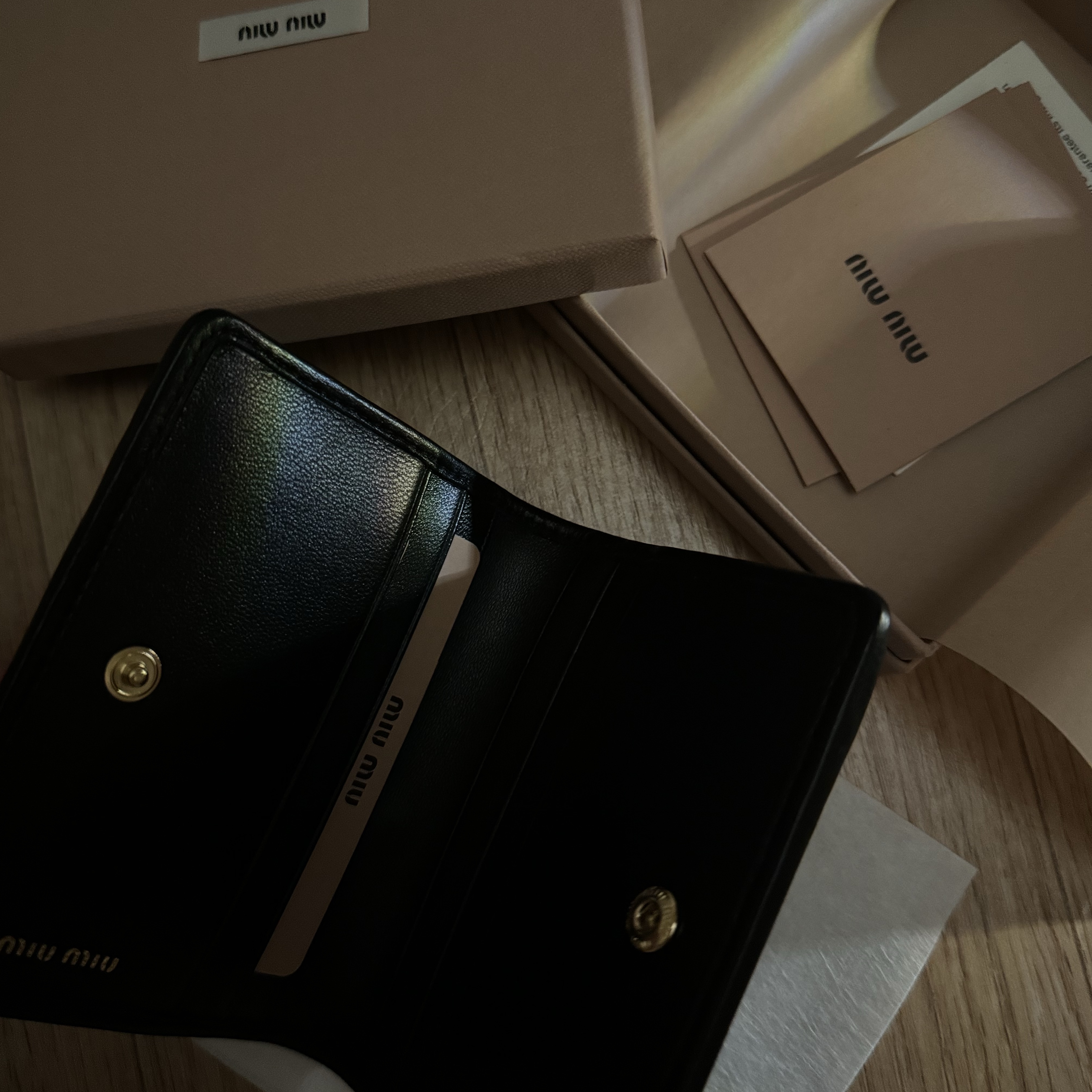 Miu Miu Matelasse Nappa Leather Card Holder Black 착용 스타일 - 3