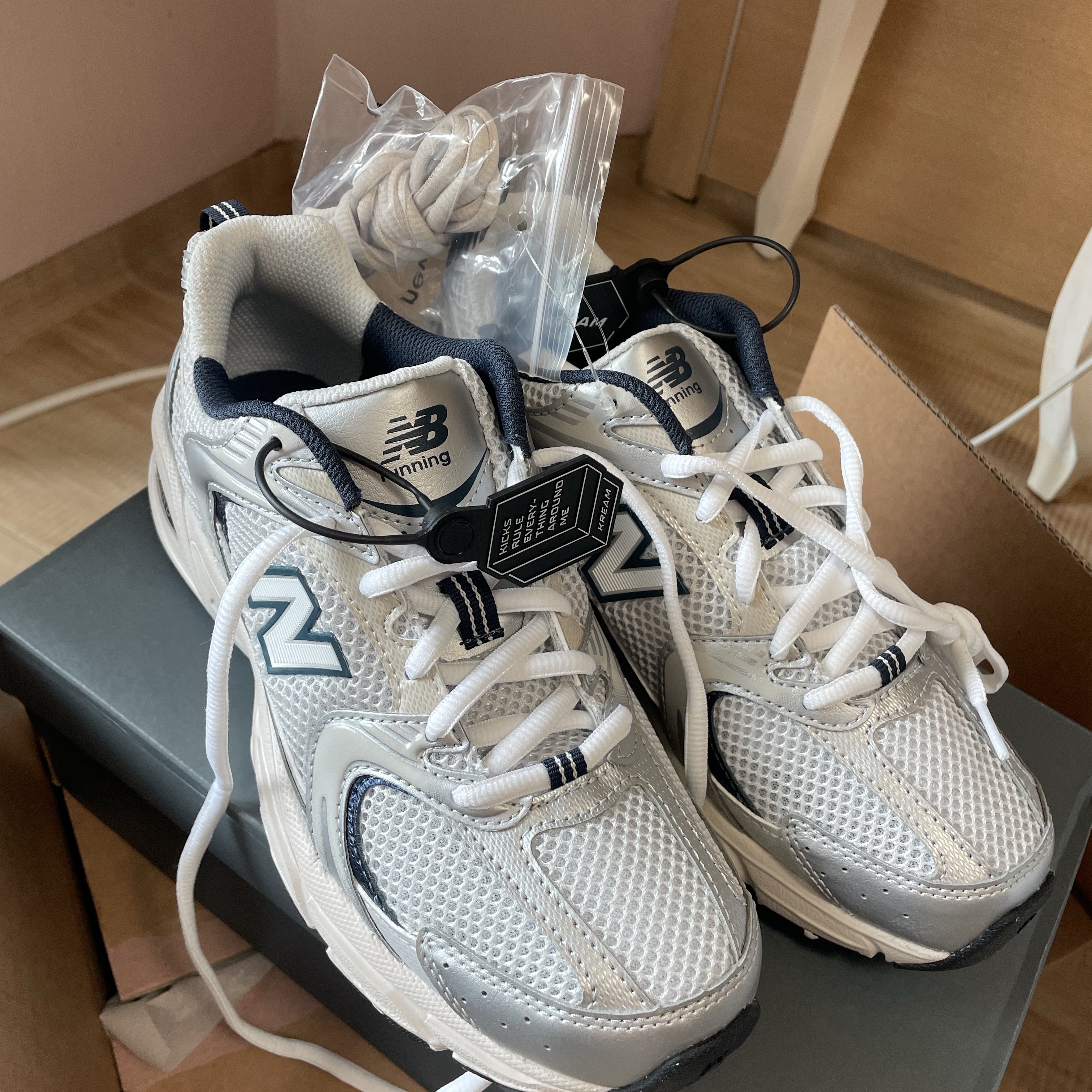 New Balance 530 Steel Grey 착용 스타일