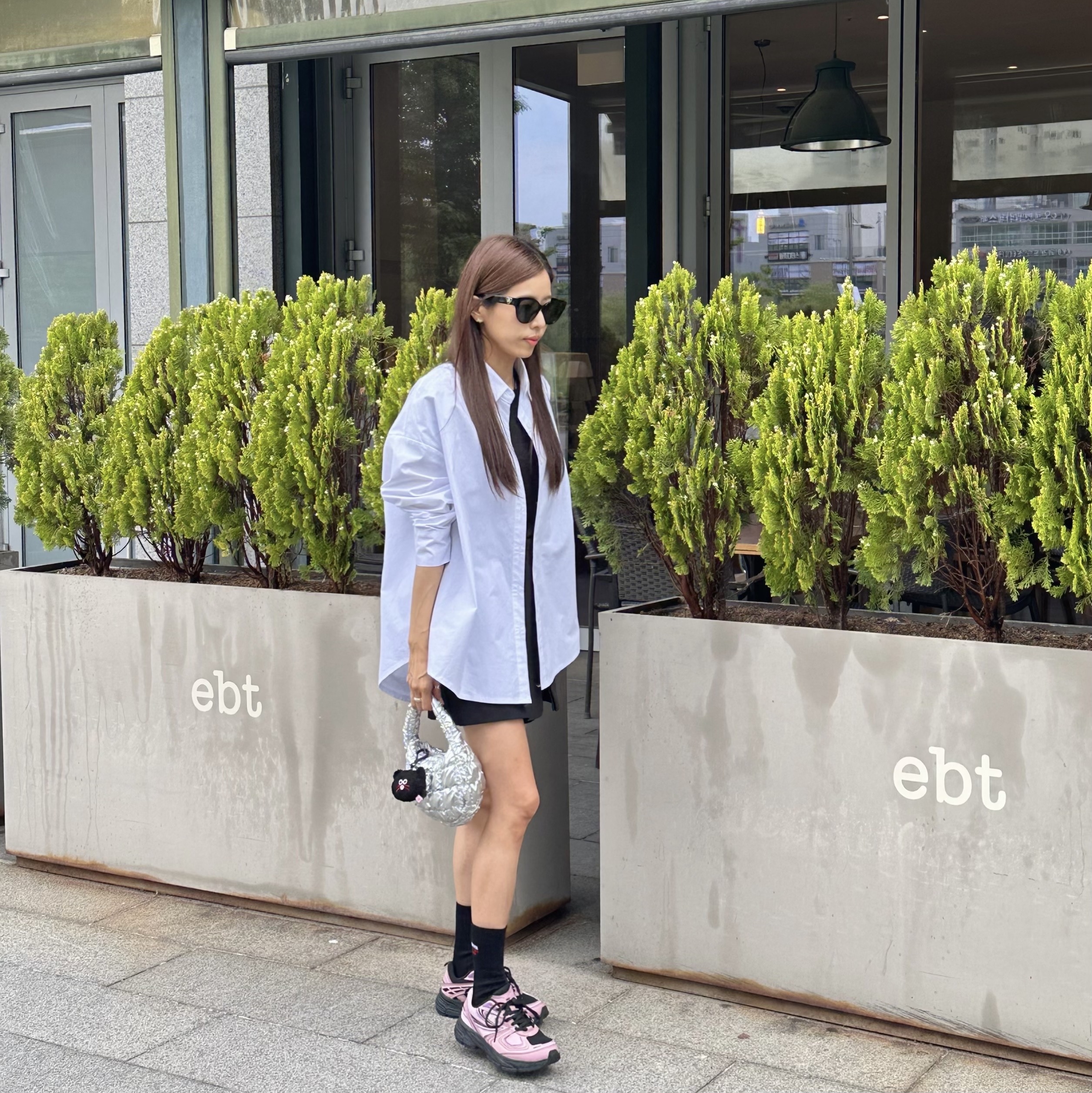 Fila Interun Pink Black, COS Quilted Micro Bag Silver 착용 스타일 - 3