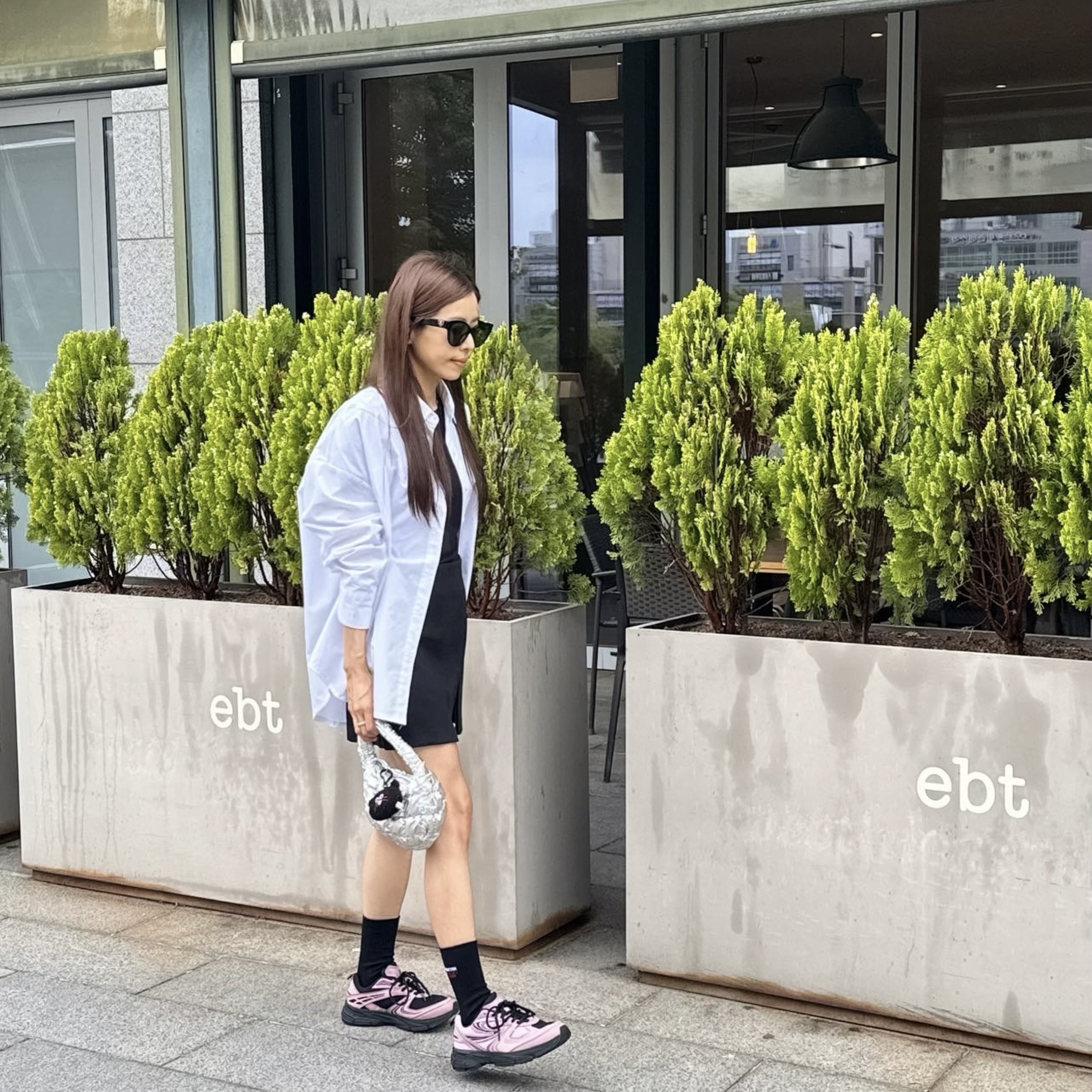 Fila Interun Pink Black, COS Quilted Micro Bag Silver 착용 스타일 - 1