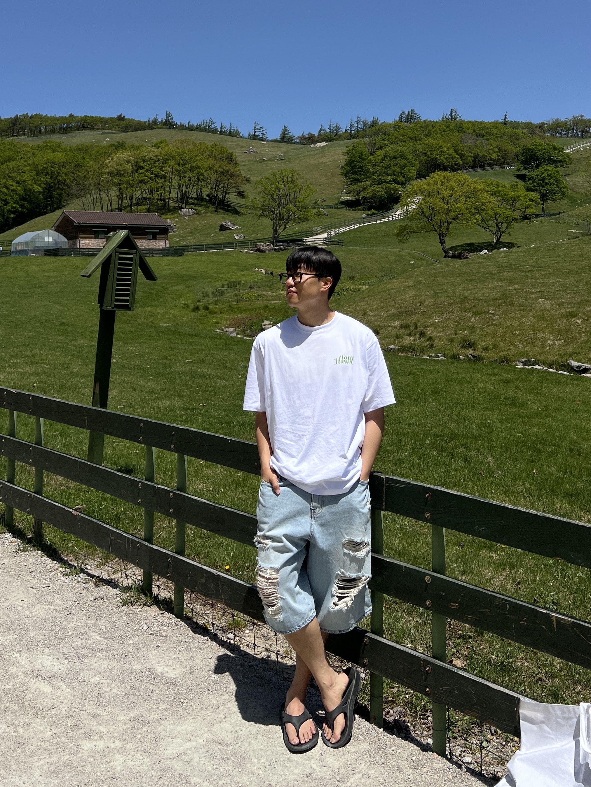 Oofos OOriginal Black, Jacquemus Le Bob Artichaut Bucket Hat Black 착용 스타일 - 3
