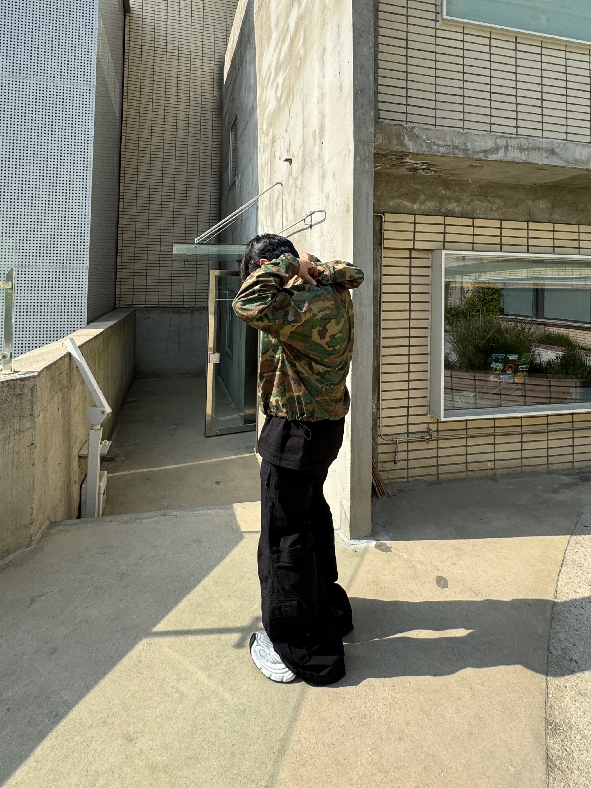 Nonnod Zip Jacket Camo, Balenciaga Flared Cargo Pants Black 착용 스타일