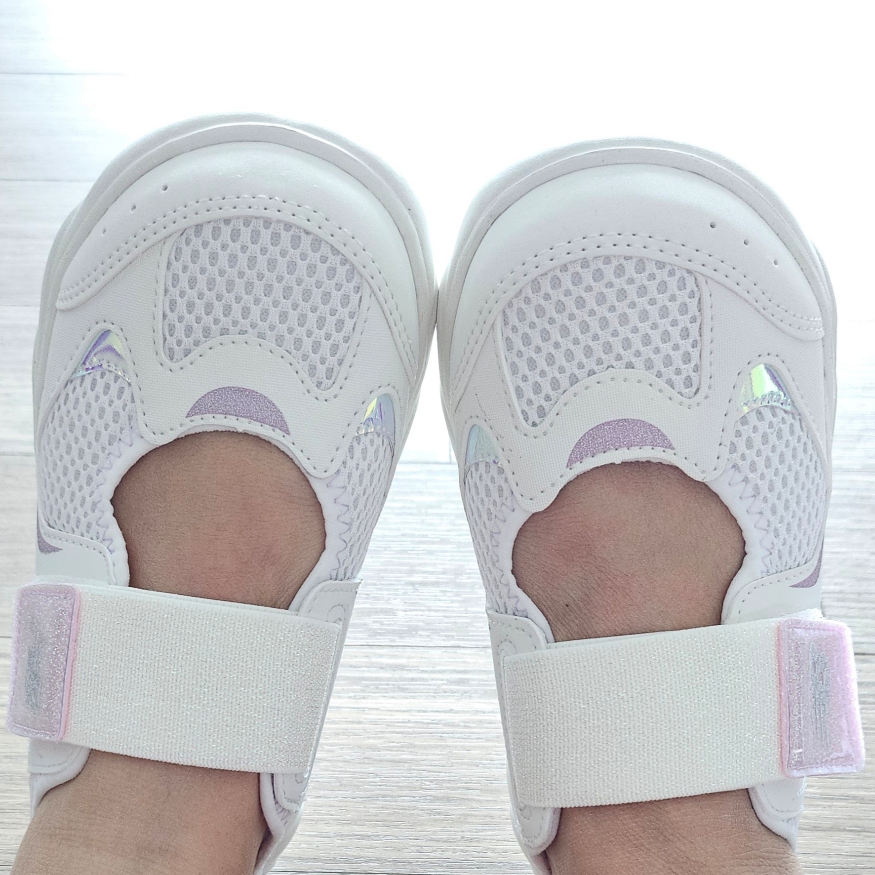(Kids) New Balance Freedle 920 Sandal White 착용 스타일 - 1