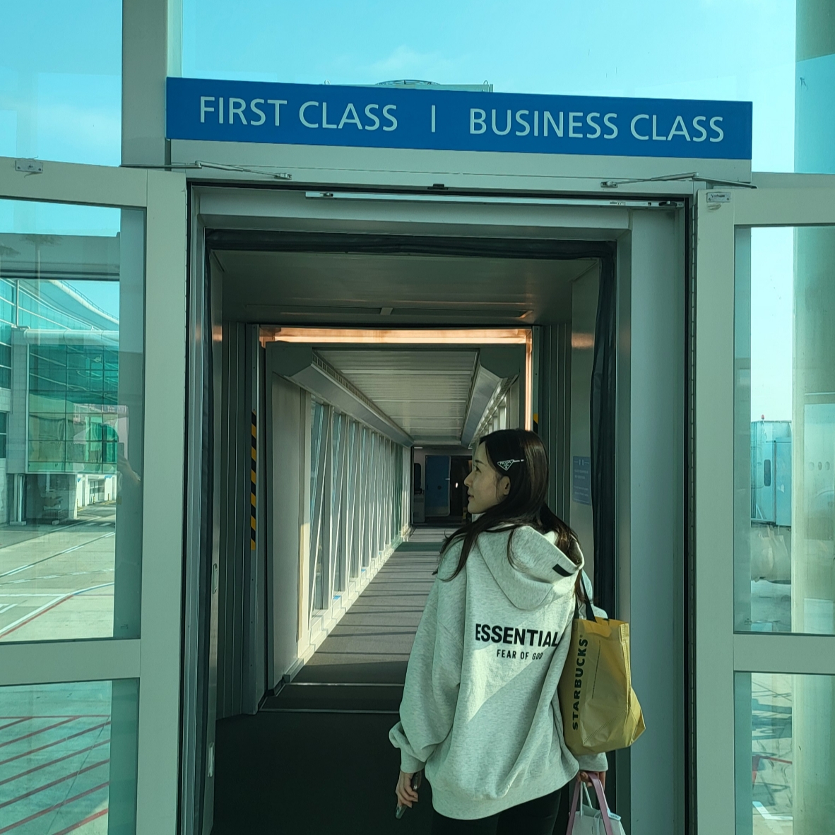Essentials The Core Collection Hoodie Light Oatmeal 착용 스타일 - 2