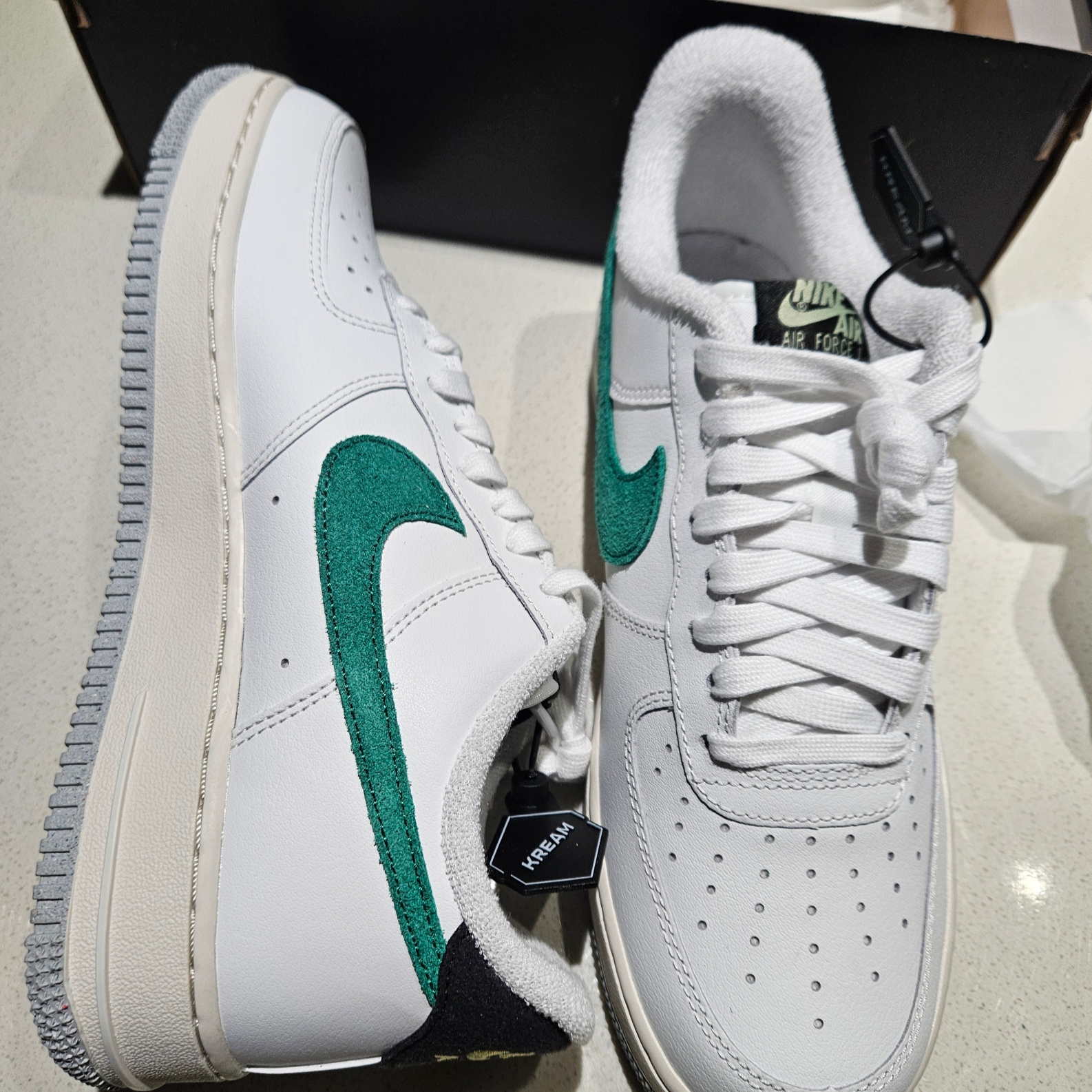 Nike Air Force 1 '07 Summit White Malachite 착용 스타일