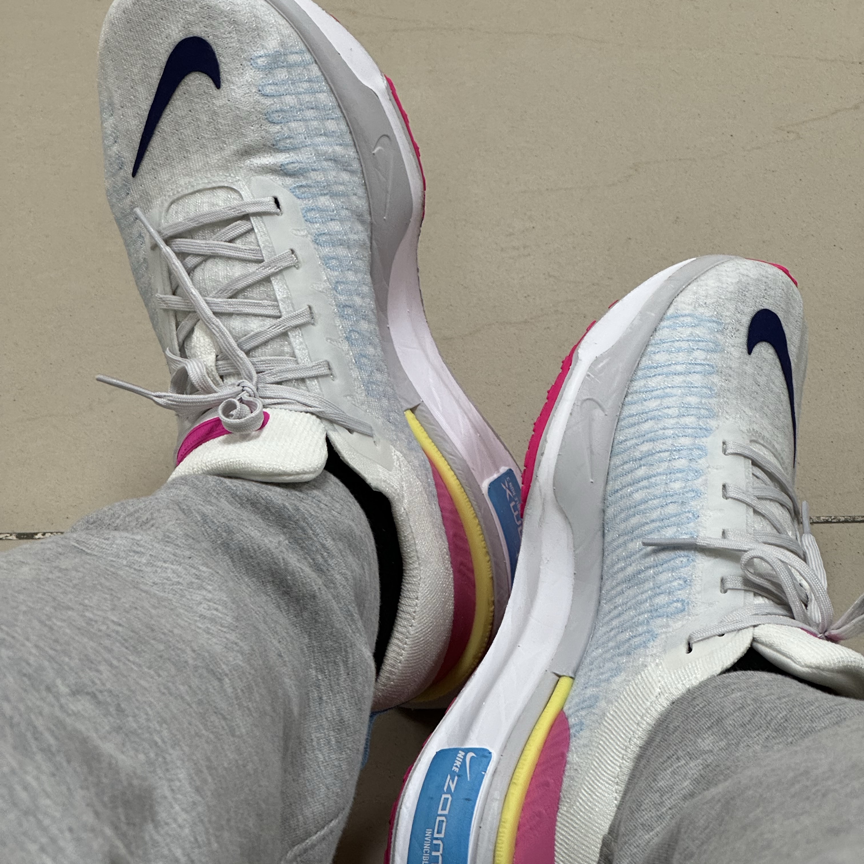 Nike ZoomX Invincible Run Flyknit 3 Fierce Pink Deep Royal Blue 착용 스타일