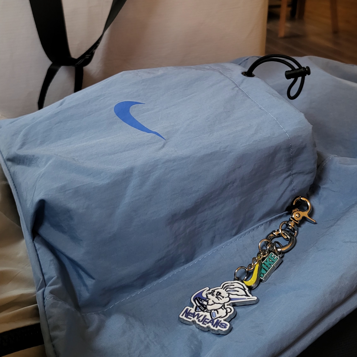 Nike x Newjeans Nike Gangnam Opening Anniversary Keyring Multicolor, Nike Nike Gangnam Opening Anniversary Gymsack 착용 스타일 - 2