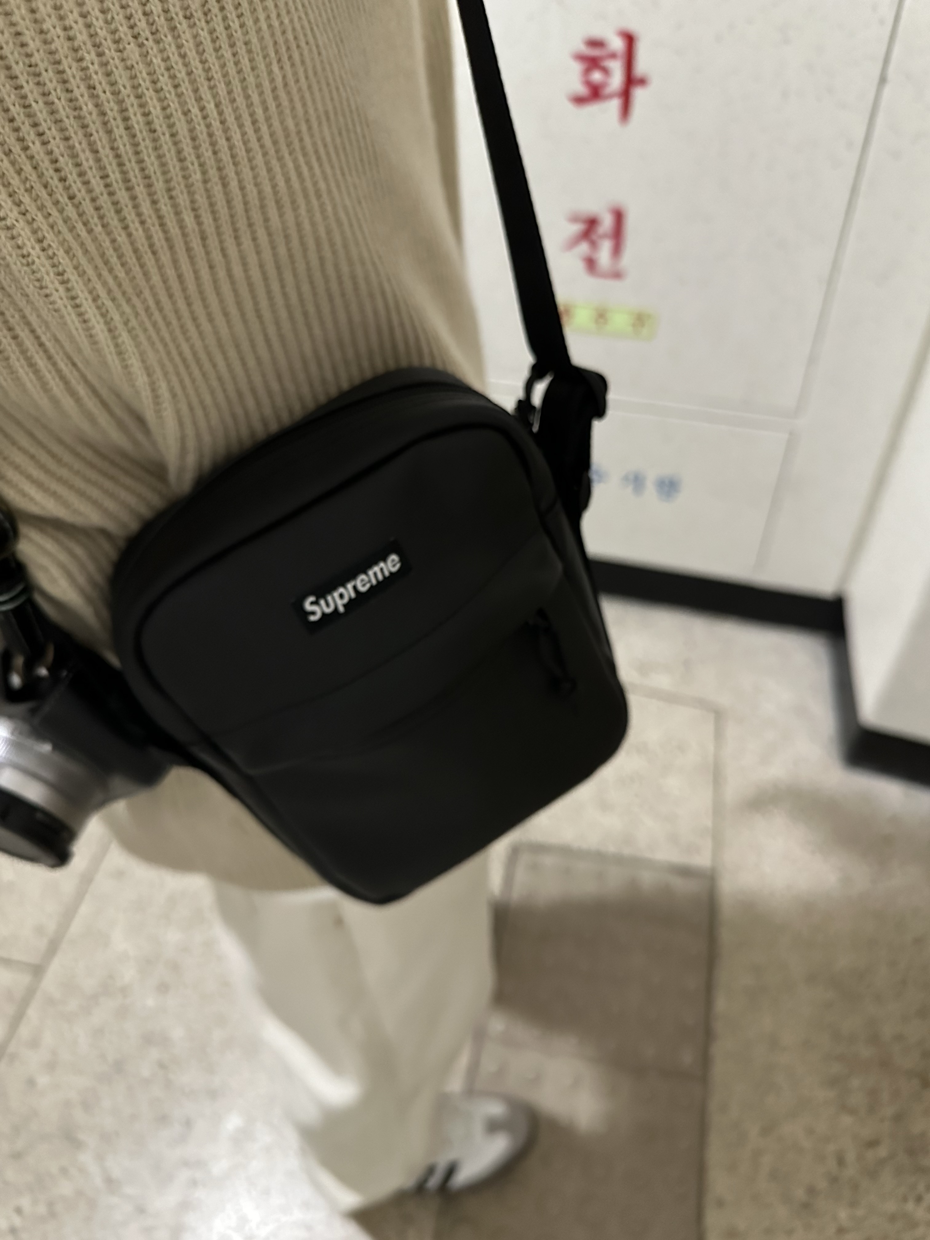 Supreme Leather Shoulder Bag Black - 23FW, Leica D-Lux 7 Silver Anodized (Korean Ver.) 착용 스타일