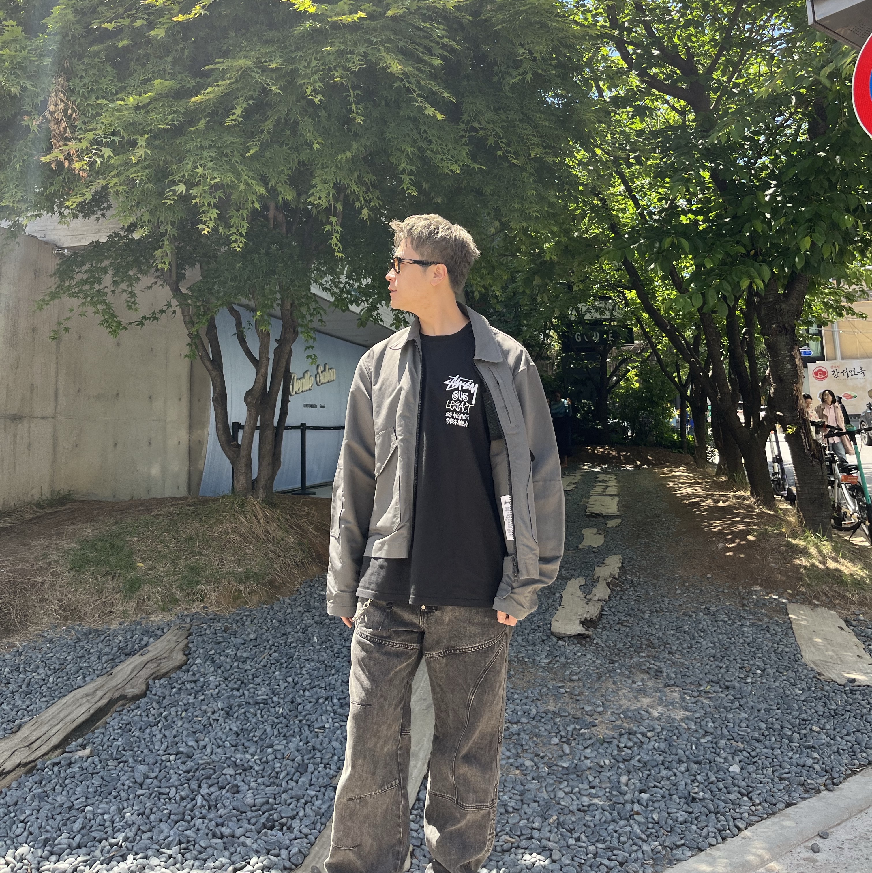 Stussy x Our Legacy Surfman Pigment Dyed T-Shirt Black, Our Legacy Ladon Brass Keychain Matte Nickel 착용 스타일 - 1