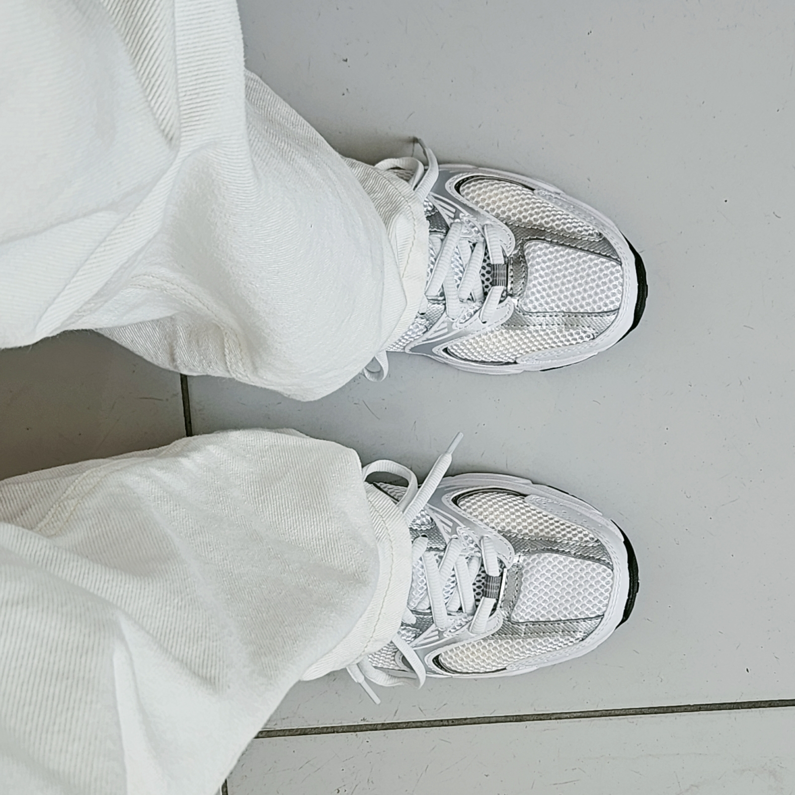 New Balance 530 White Silver 착용 스타일 - 1