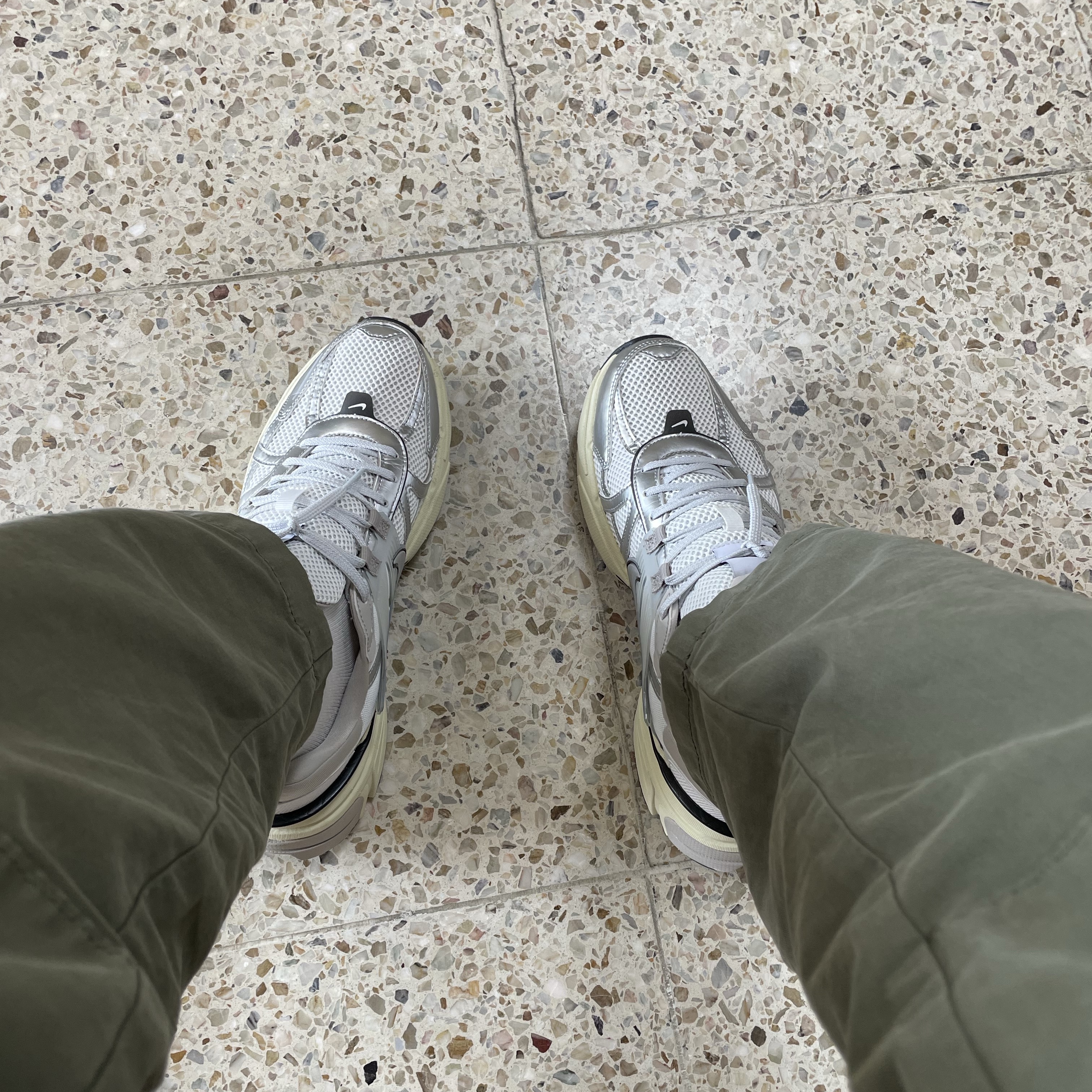 Nike V2K Run Summit White Metallic Silver 착용 스타일