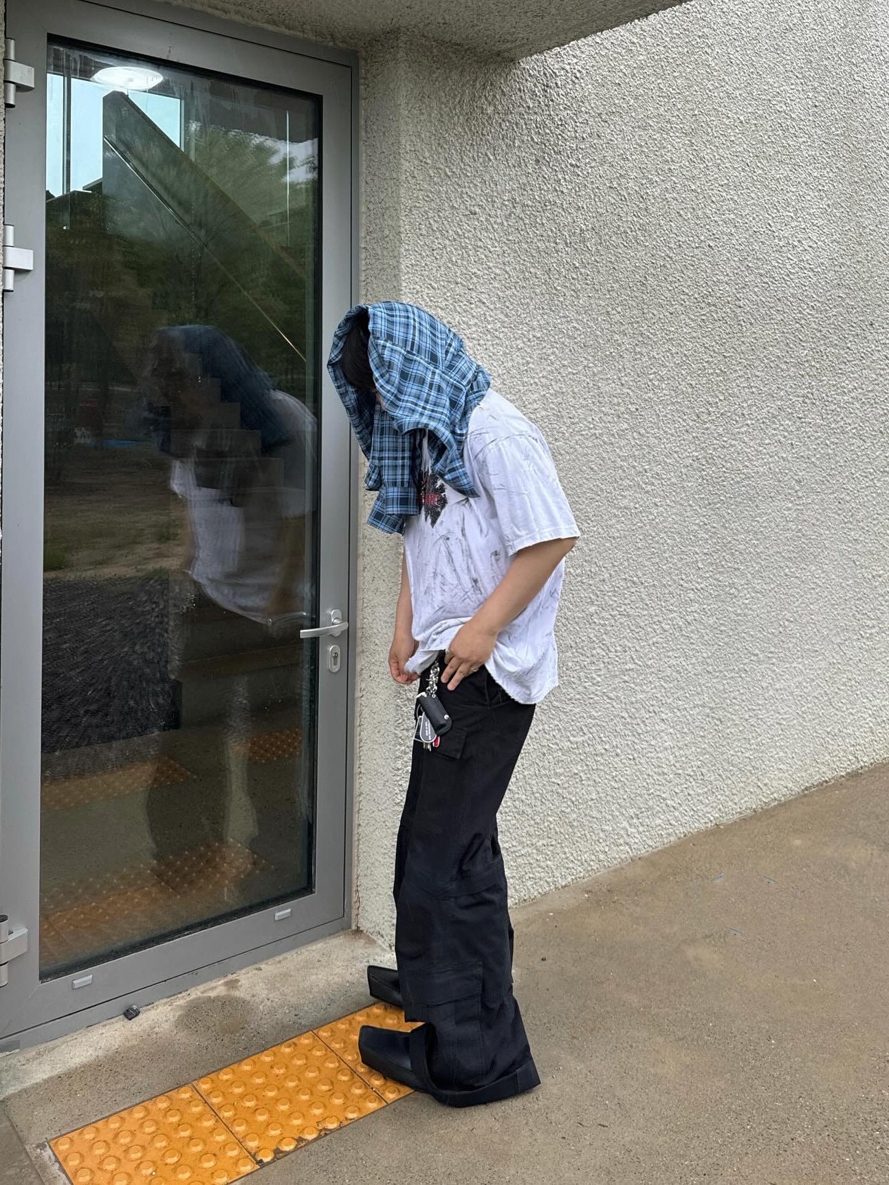 Balenciaga Flared Cargo Pants Black, Balenciaga Romeo Mule Black 착용 스타일