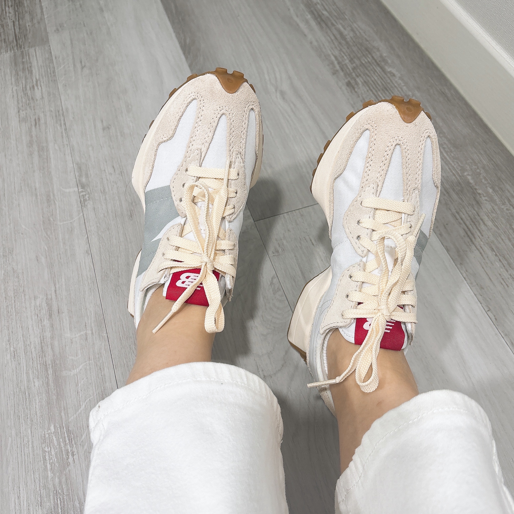 New Balance 327 White Silver Gum 착용 스타일