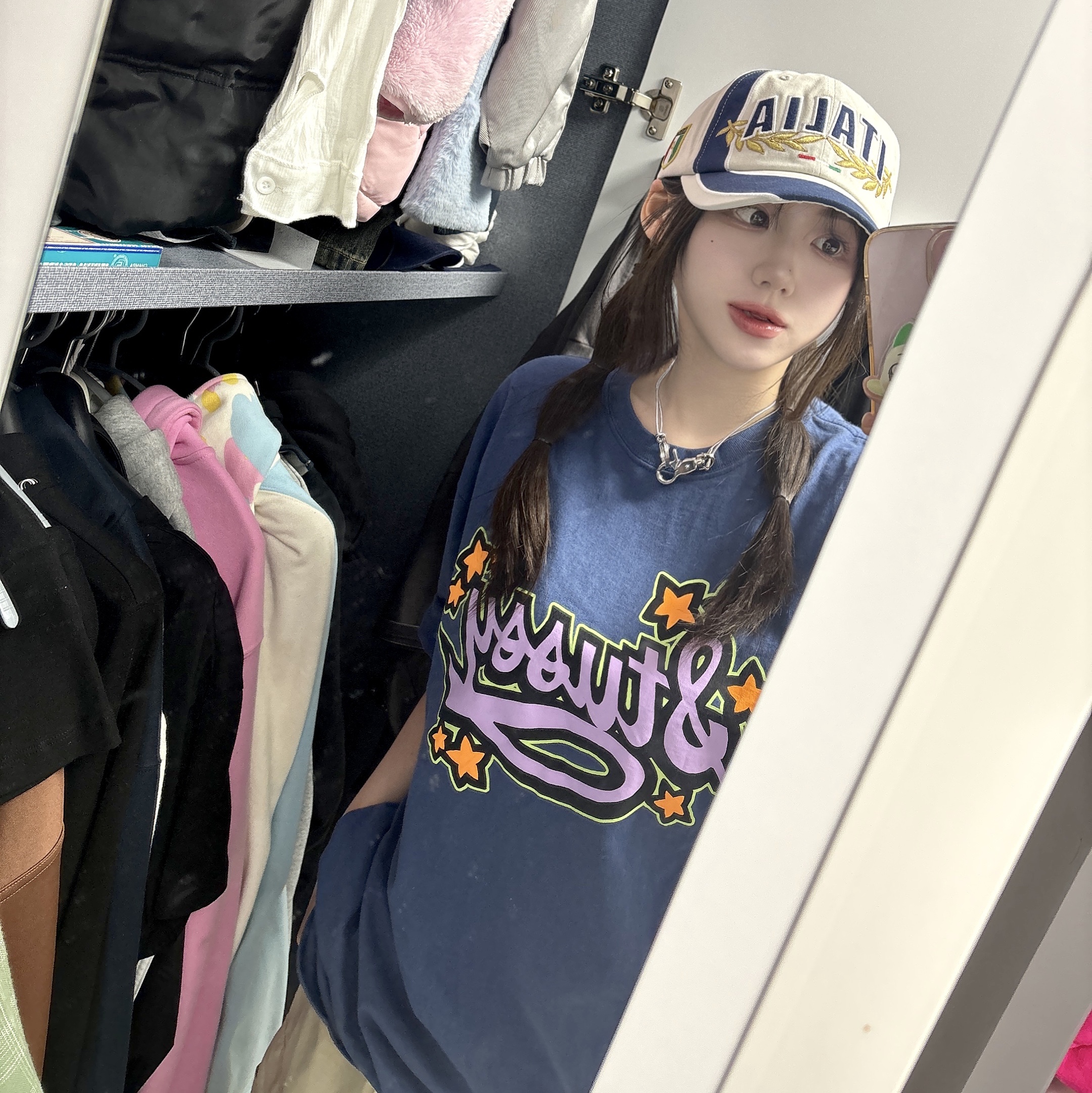 Stussy Star Script T-Shirt Midnight, Palace Italia 6-Panel Soft White - 24SS 착용 스타일