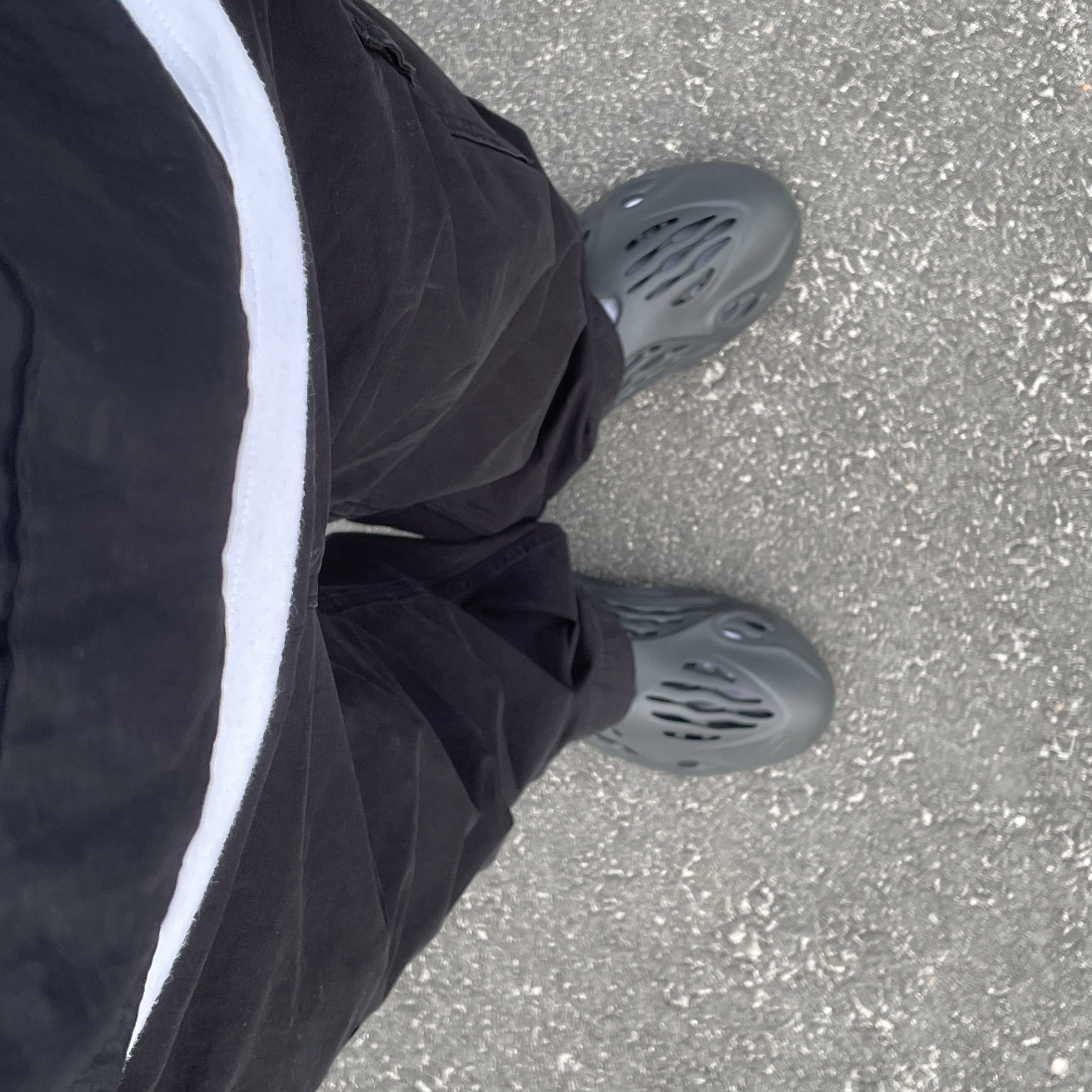 Adidas Yeezy Foam RNNR Onyx 착용 스타일