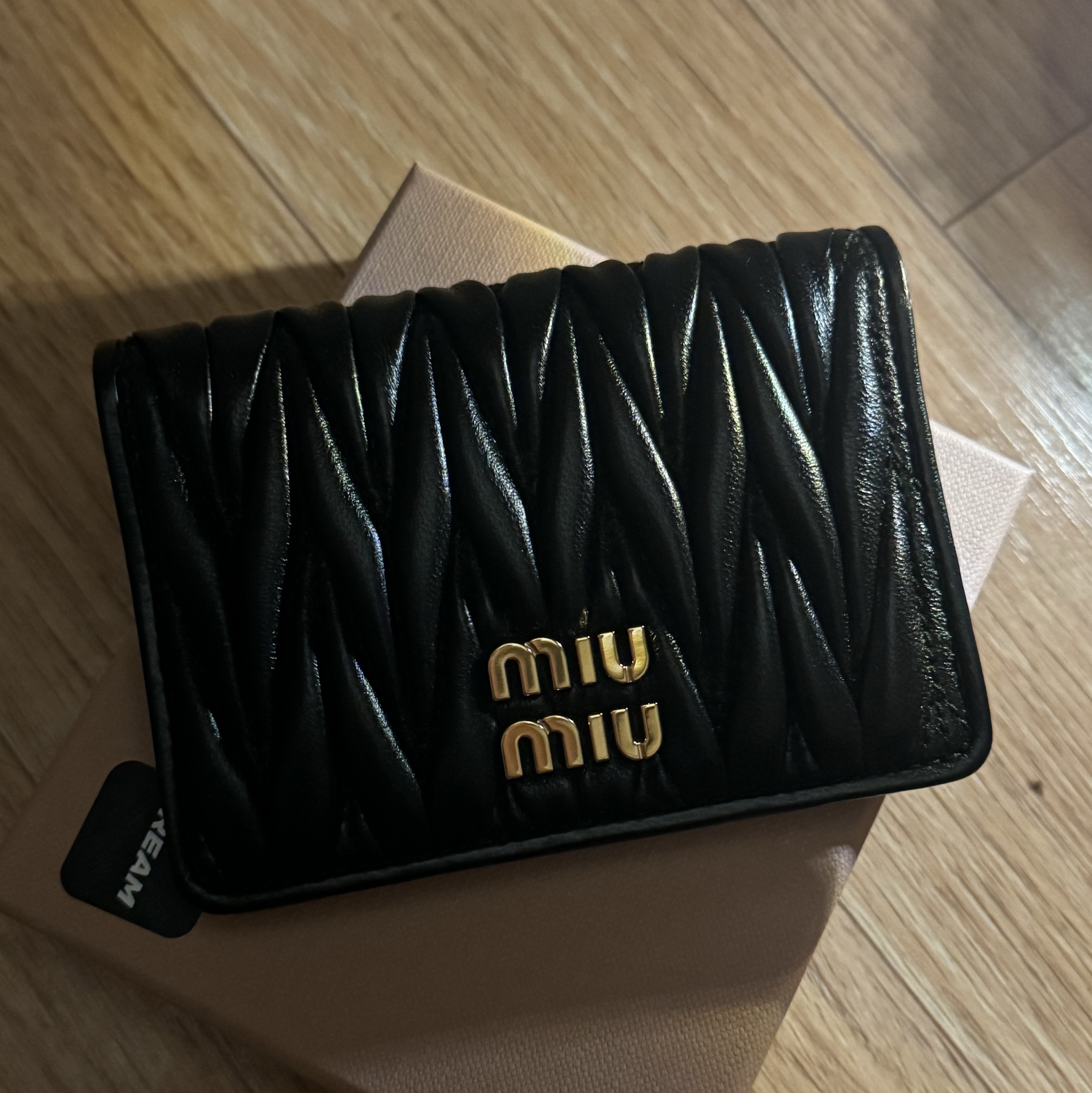 Miu Miu Matelasse Nappa Leather Card Holder Black 착용 스타일 - 2