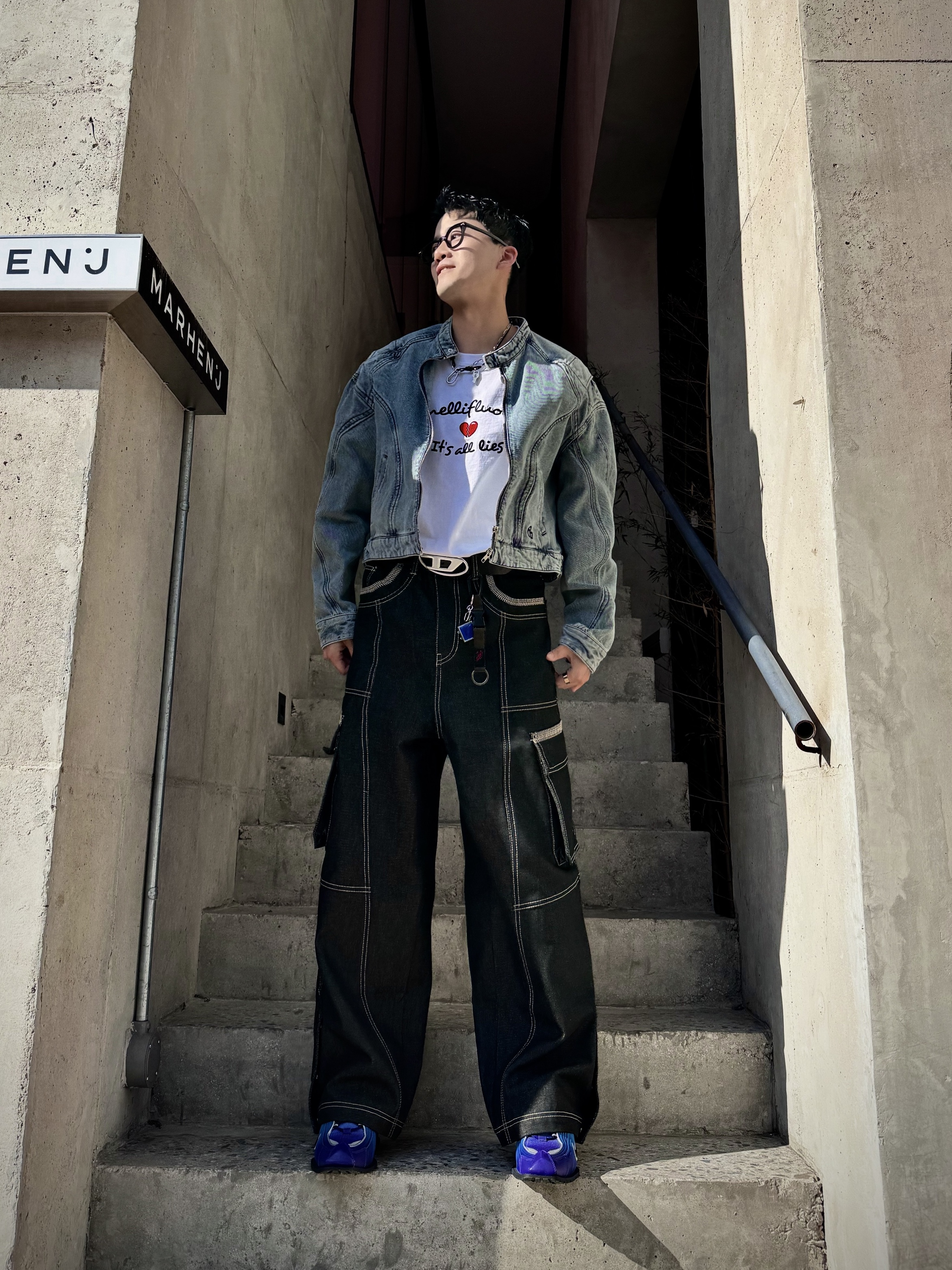 Nike x Martine Rose Shox MR4 Scuba Blue, Diesel B-1DR Leather Belt with D Buckle Black 착용 스타일 - 1