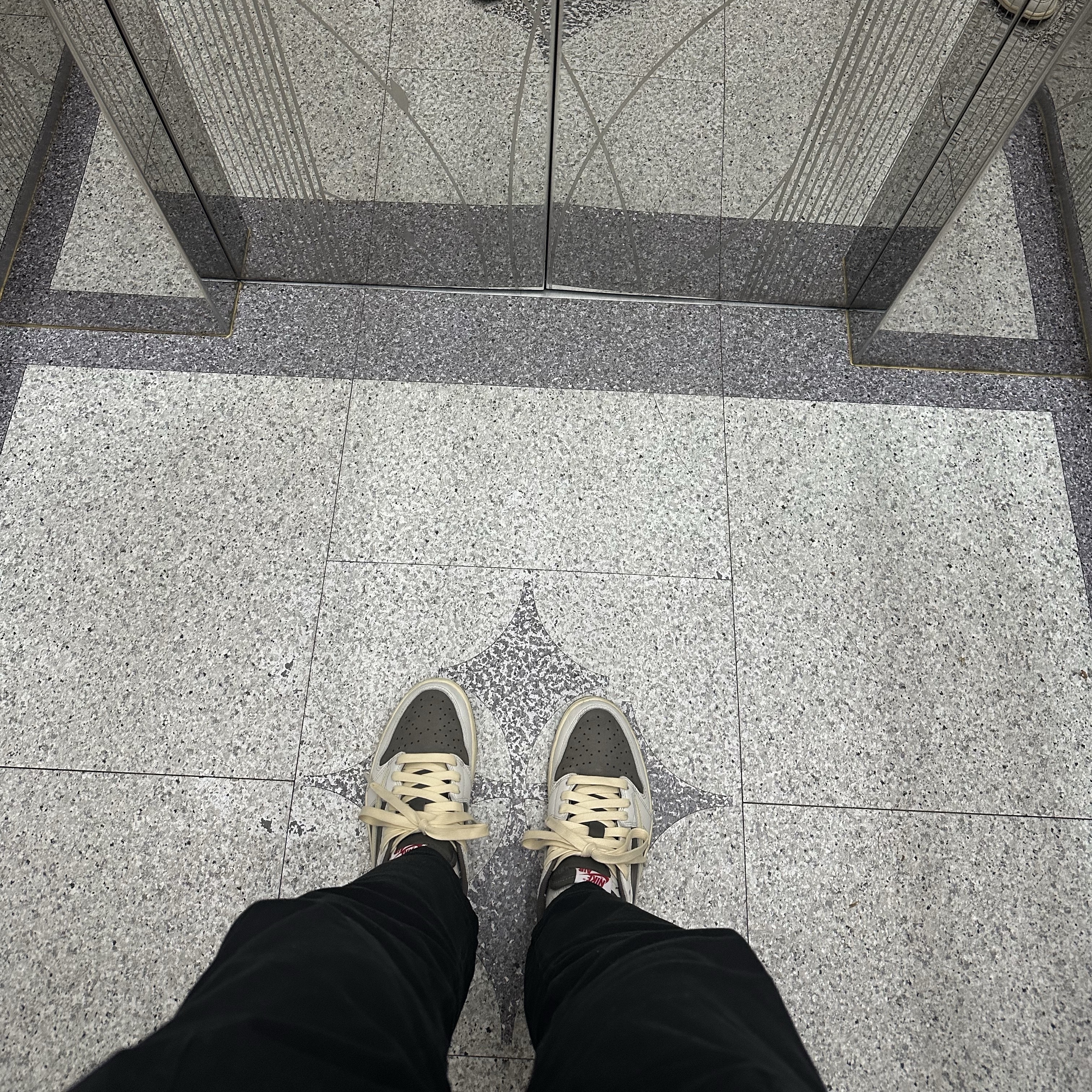 Jordan 1 x Travis Scott Retro Low OG SP Sail and Ridgerock 착용 스타일
