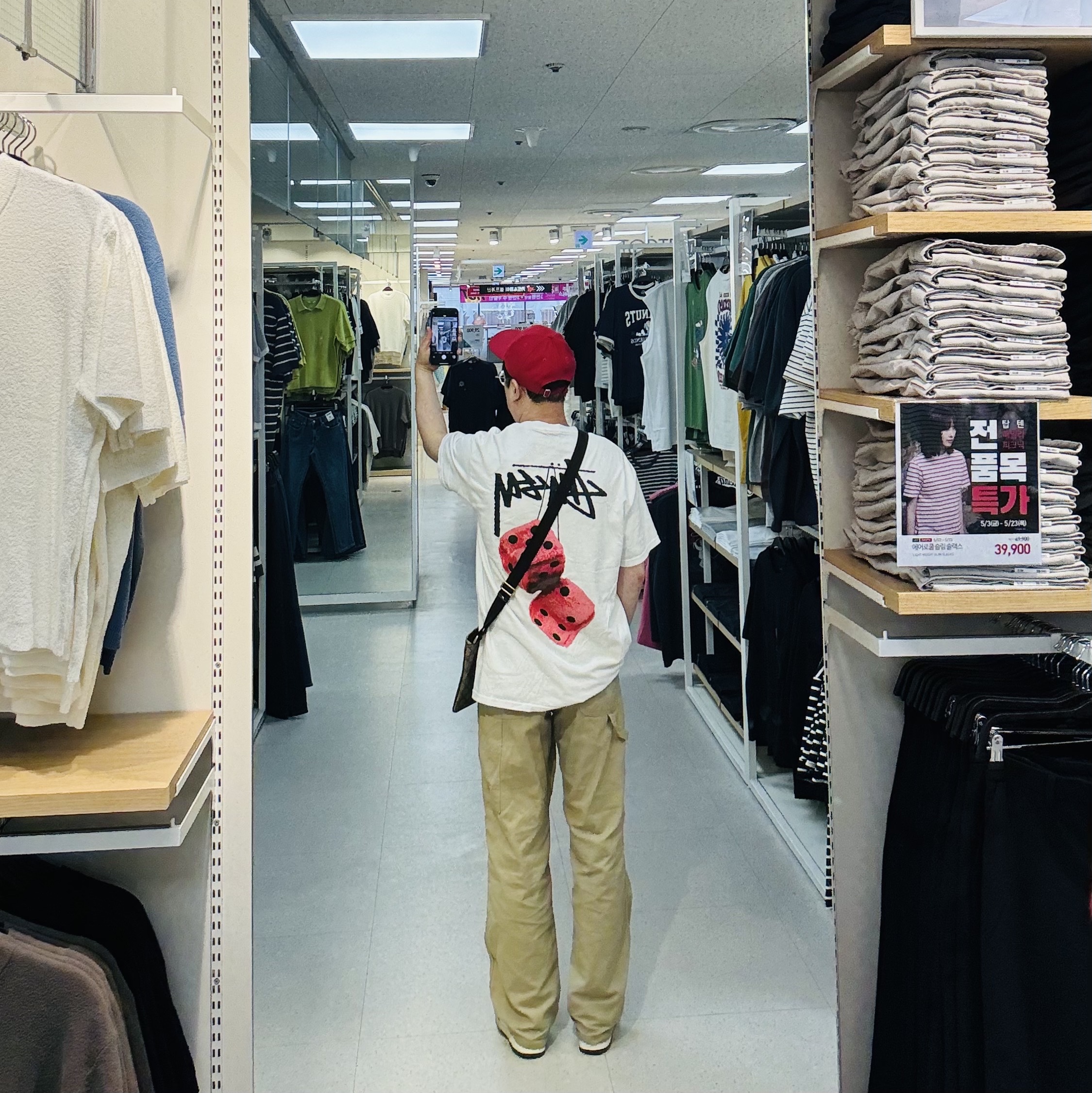 Stussy Fuzzy Dice T-Shirt White, Nike Dunk Low Retro PRM University Red Black 착용 스타일 - 2