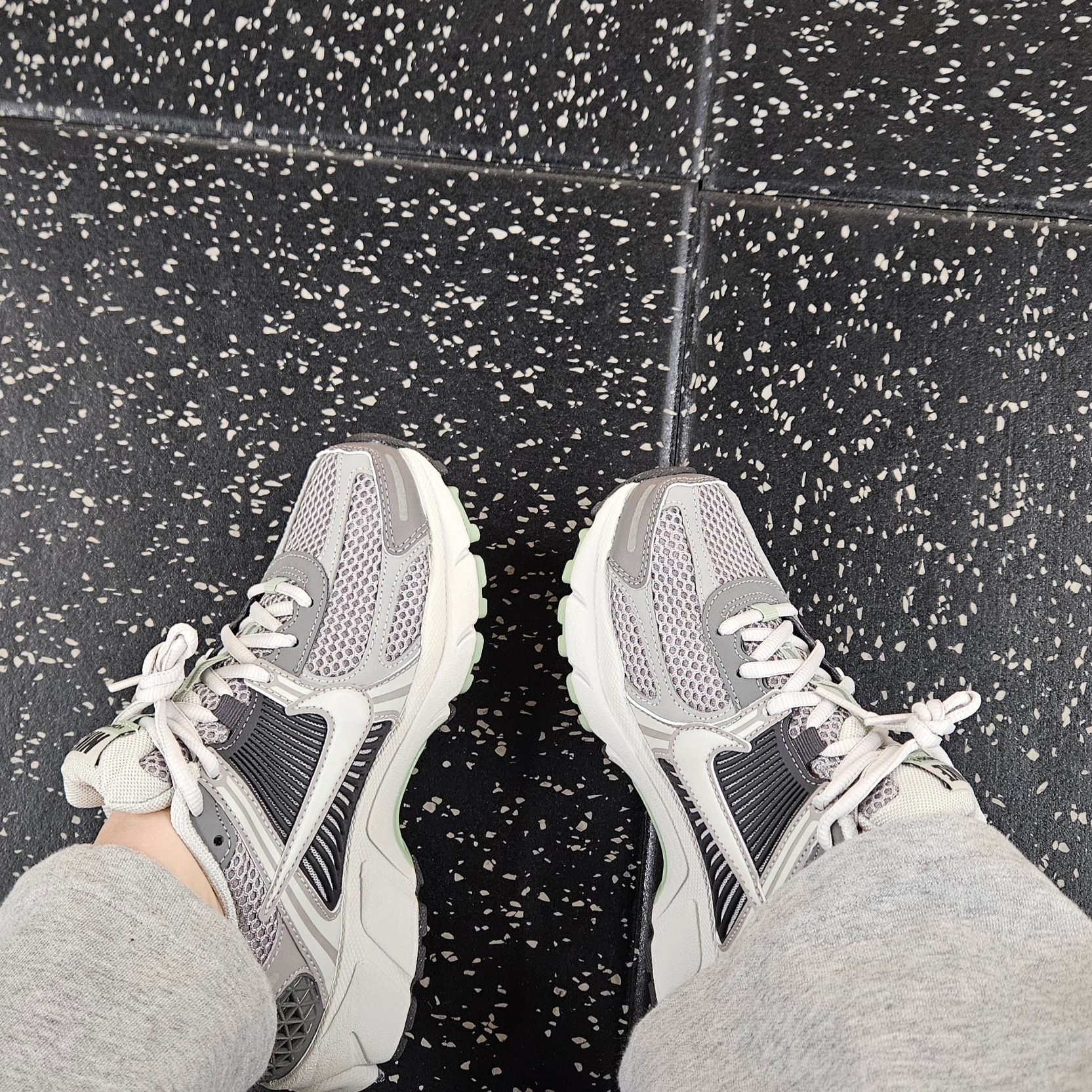 (W) Nike Zoom Vomero 5 Cobblestone and Flat Pewter 착용 스타일