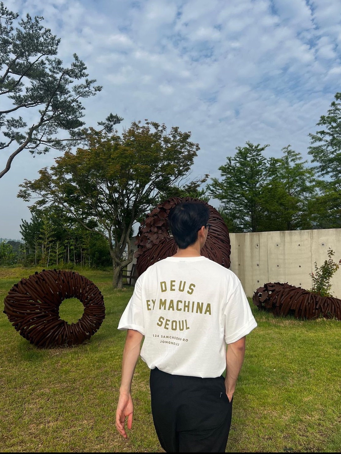 Deus Ex Machina Samcheong College T-Shirt White 착용 스타일