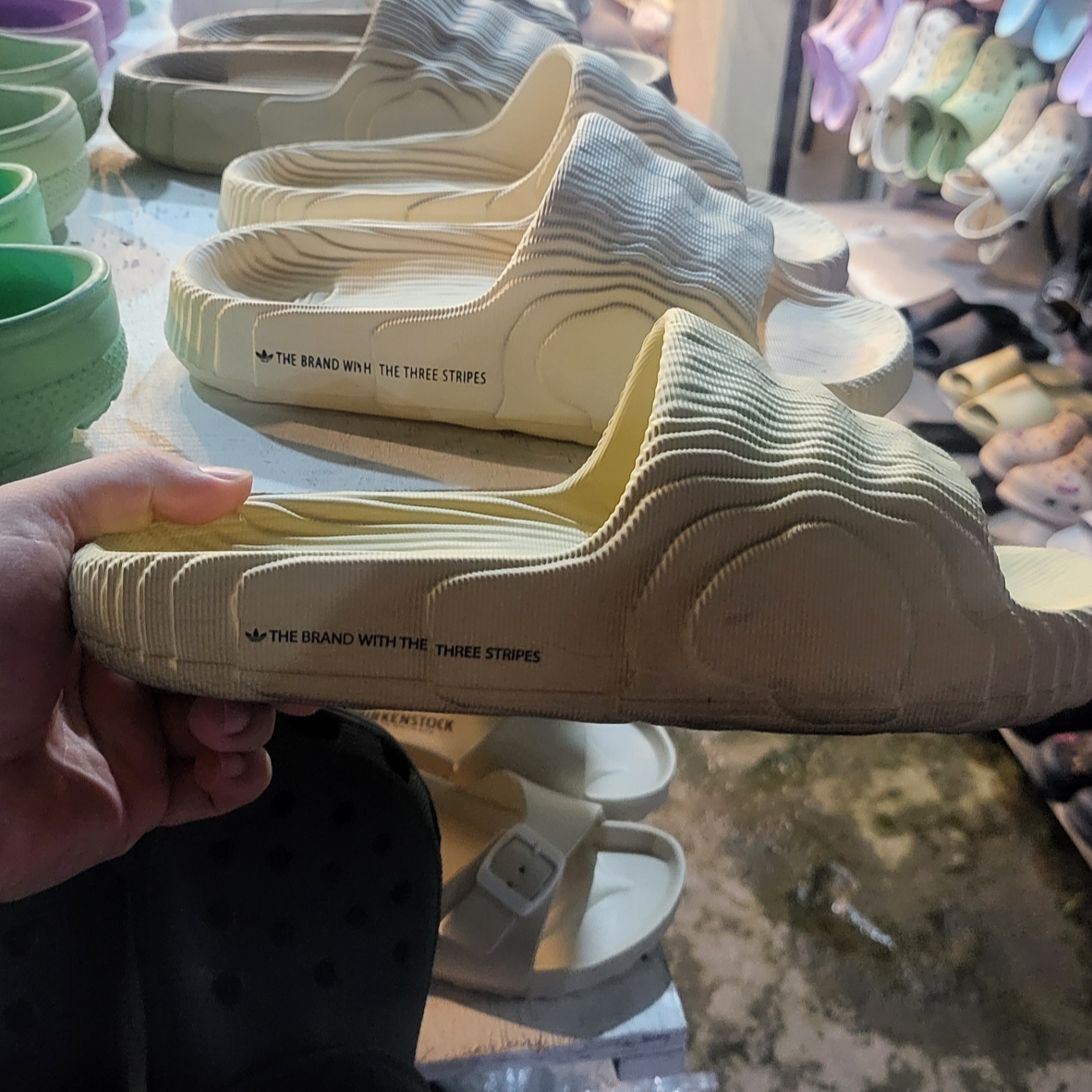 Adidas Adilette 22 Desert Sand 착용 스타일 - 1